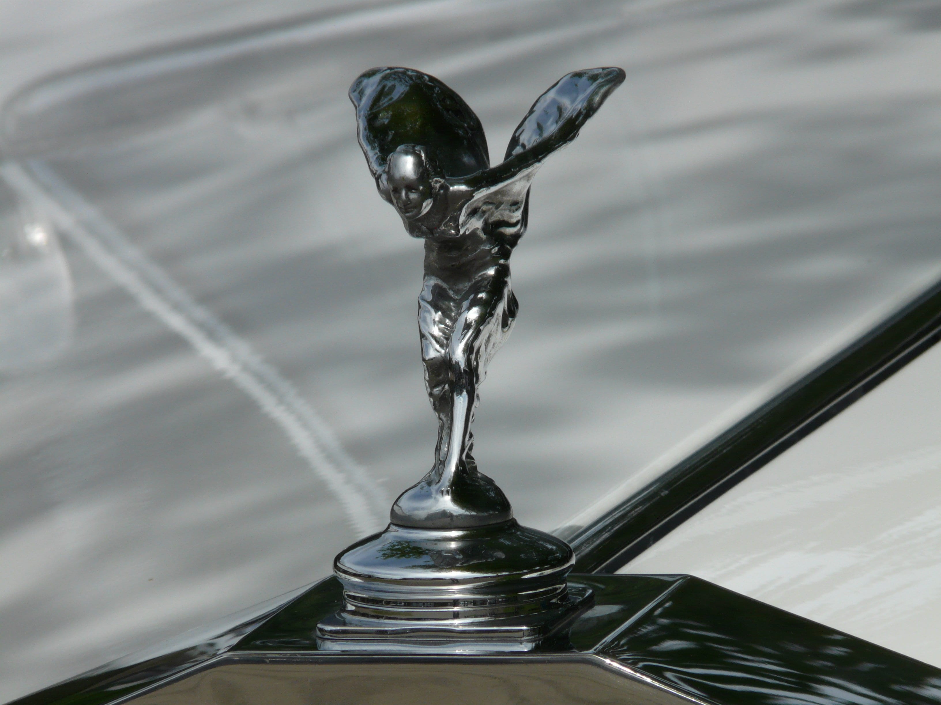 rolls royce, silver colored, 2K, motion, no people, cool figure, running water, splashing, reflection, rippled, indoors, glass, water, purity, close-up, HD Wallpaper
