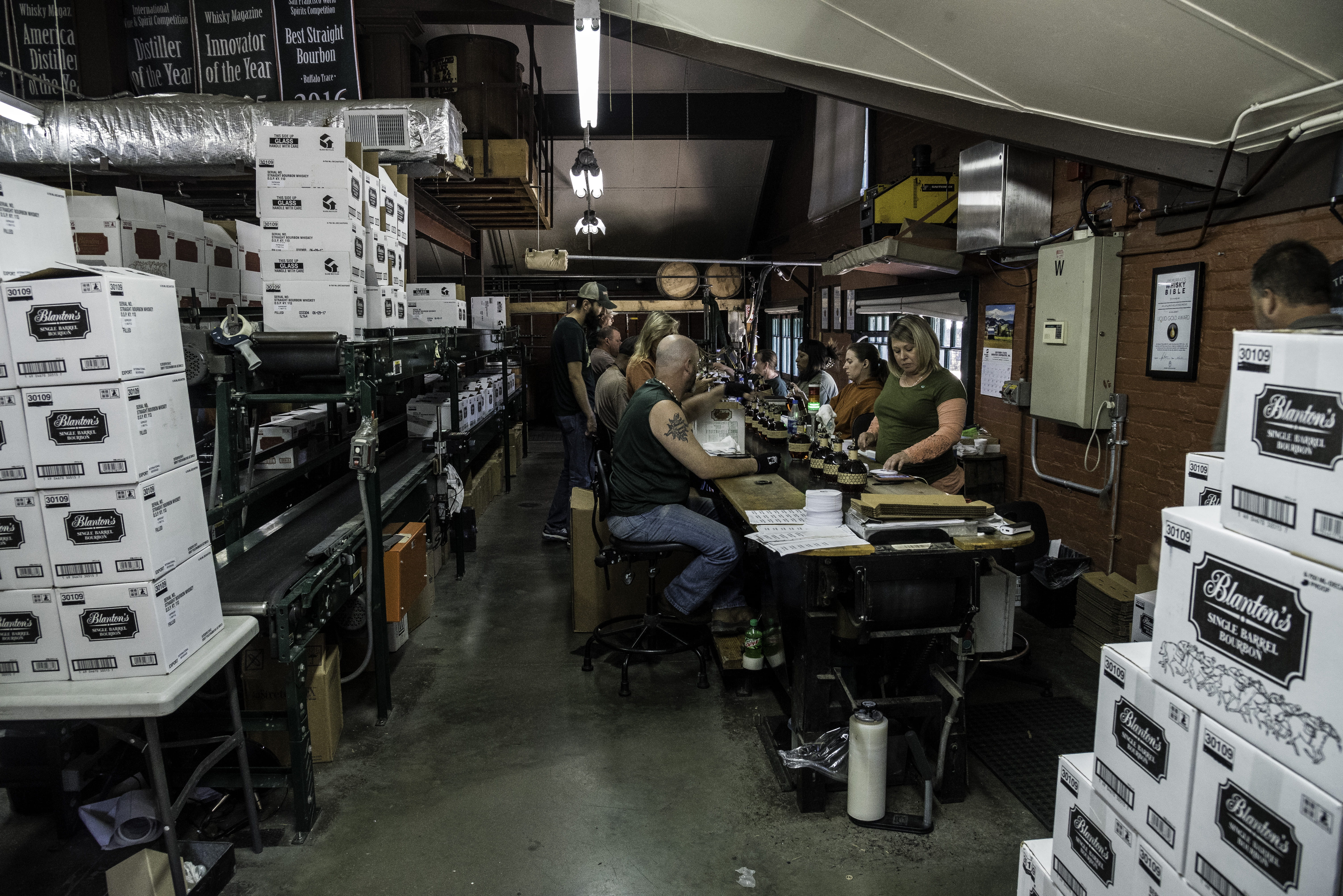 line, market, business, assembly, interior, distillery, two people, architecture, Kentucky, newspaper, trace, working, people, industry, retail, lifestyles, HD Wallpaper