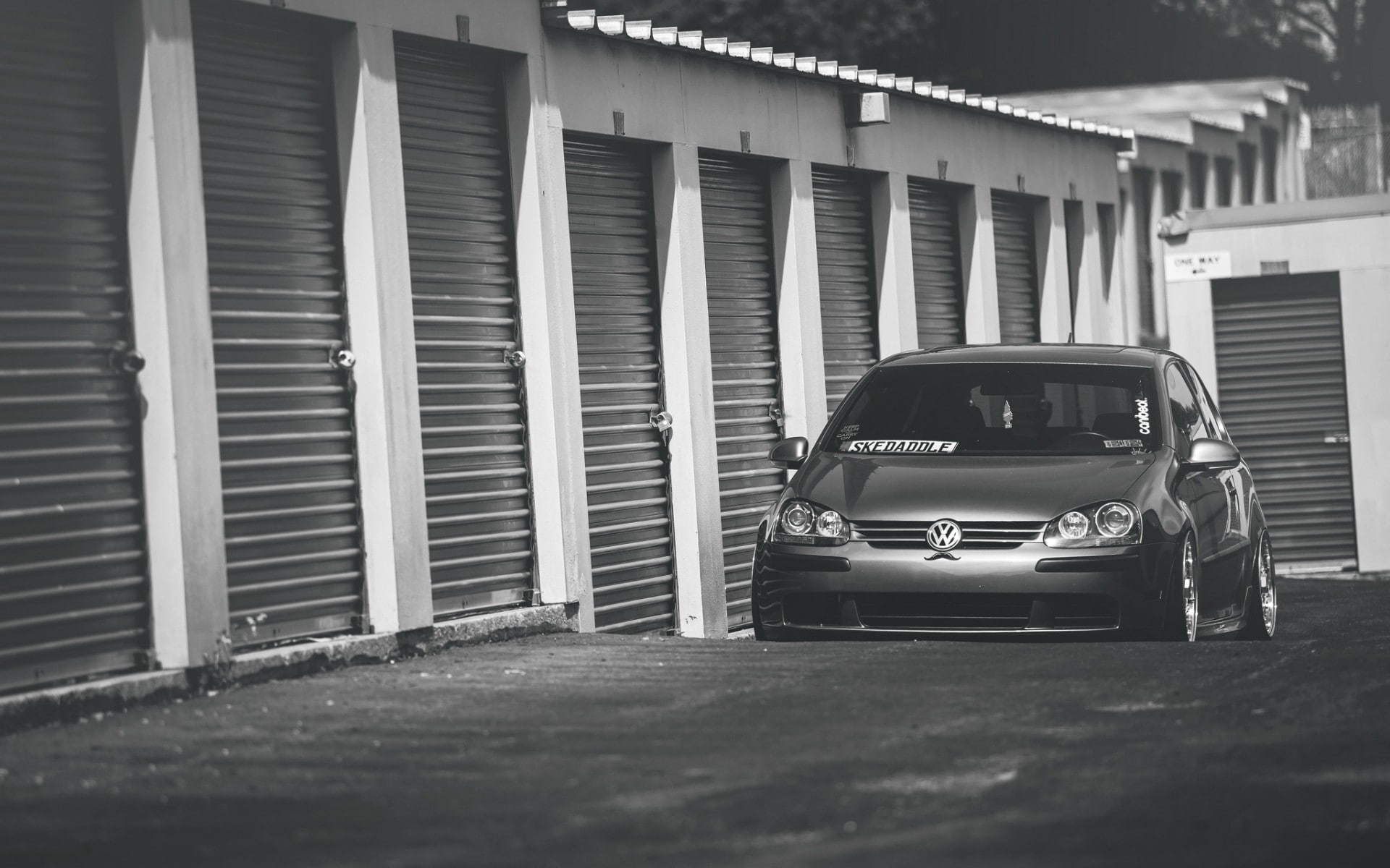 garage, motor vehicle, golf v, 1080P, architecture, parking garage, building, vintage car, outdoors, car, built structure, no people, selective focus, HD Wallpaper