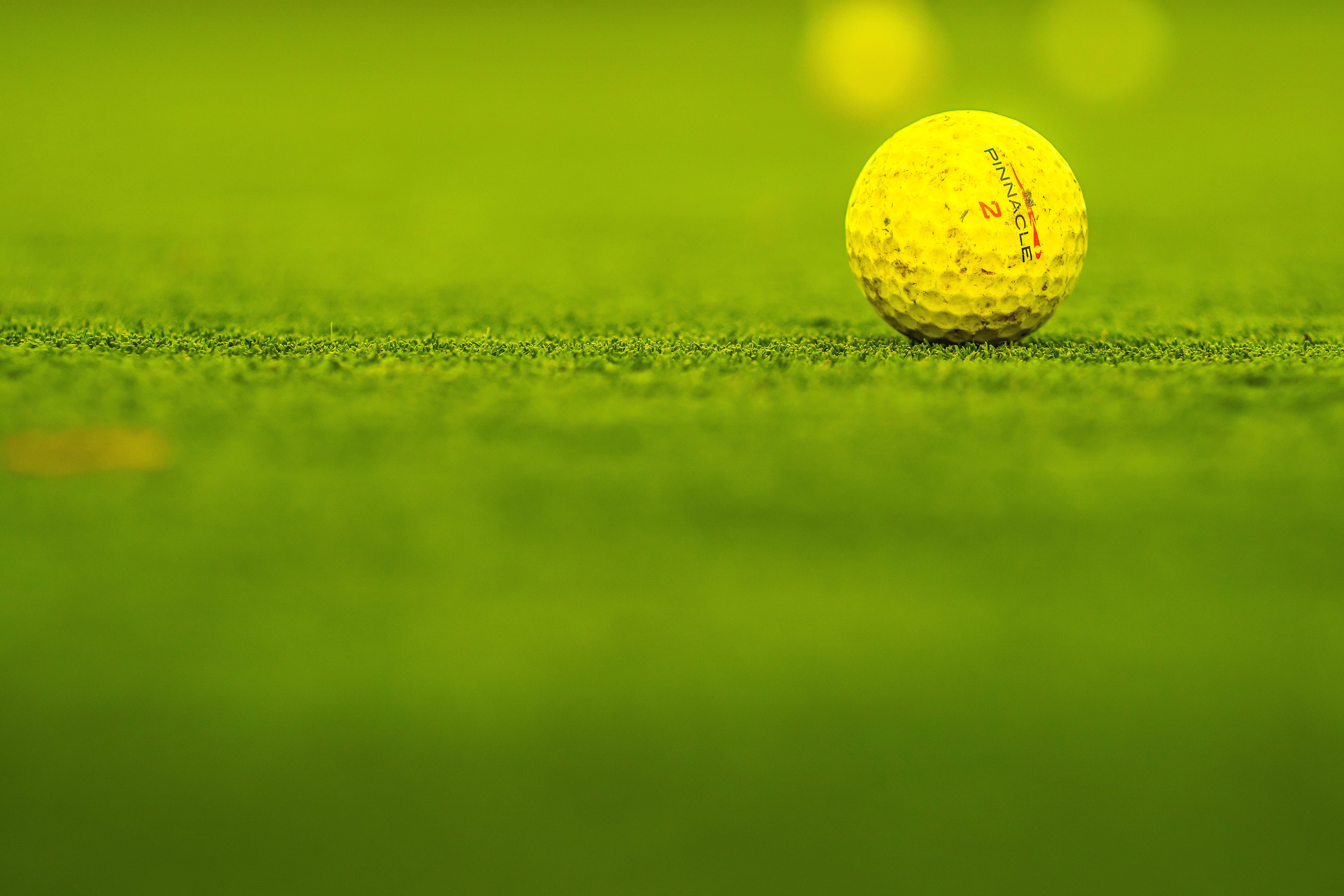 activity, sports equipment, ball, no people, course, yellow, 5K, copy space, golf ball, freshness, selective focus, sport, pinnacle 2, golf course, leisure activity, HD Wallpaper