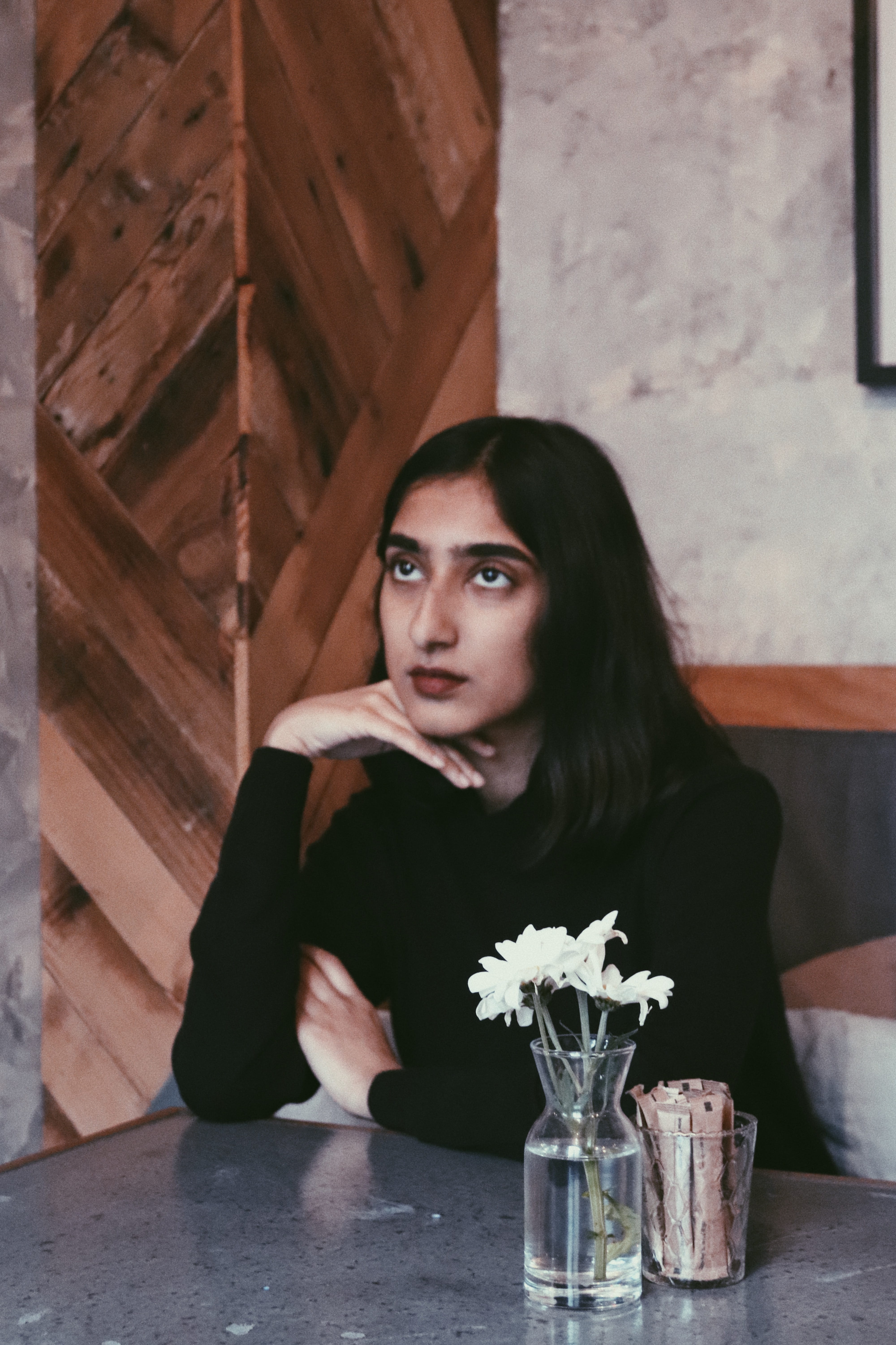 sitting, turkey, front view, model, table, unique, indie, flower, contemplation, beatiful, looking at camera, coffee shop, calm, one person, adult, hairstyle, Phone HD Wallpaper