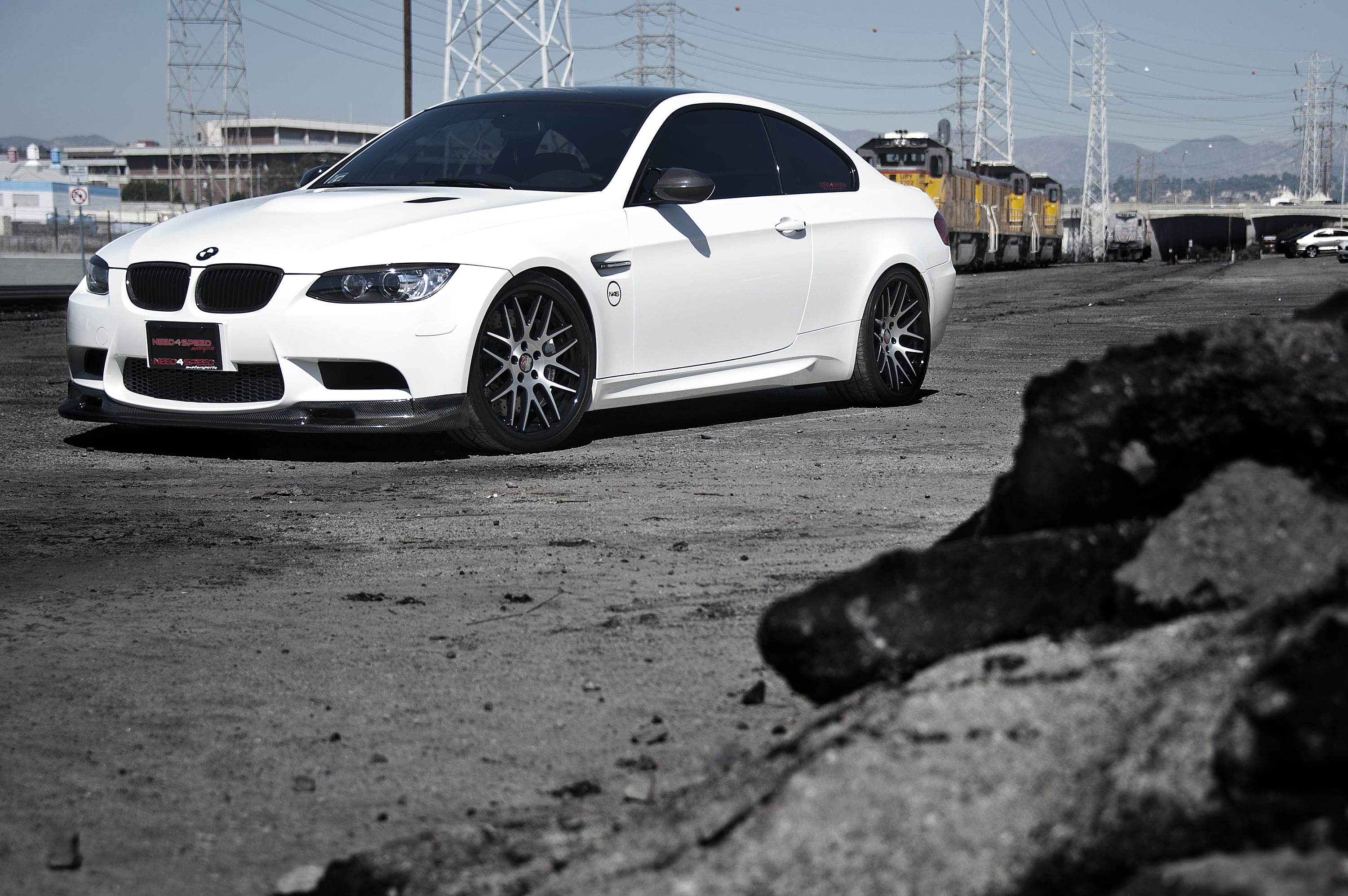 transportation, wheels, architecture, outdoors, road, day, no people, white, coupe, yellow, travel, wheel, train, built structure, focus on background, HD Wallpaper