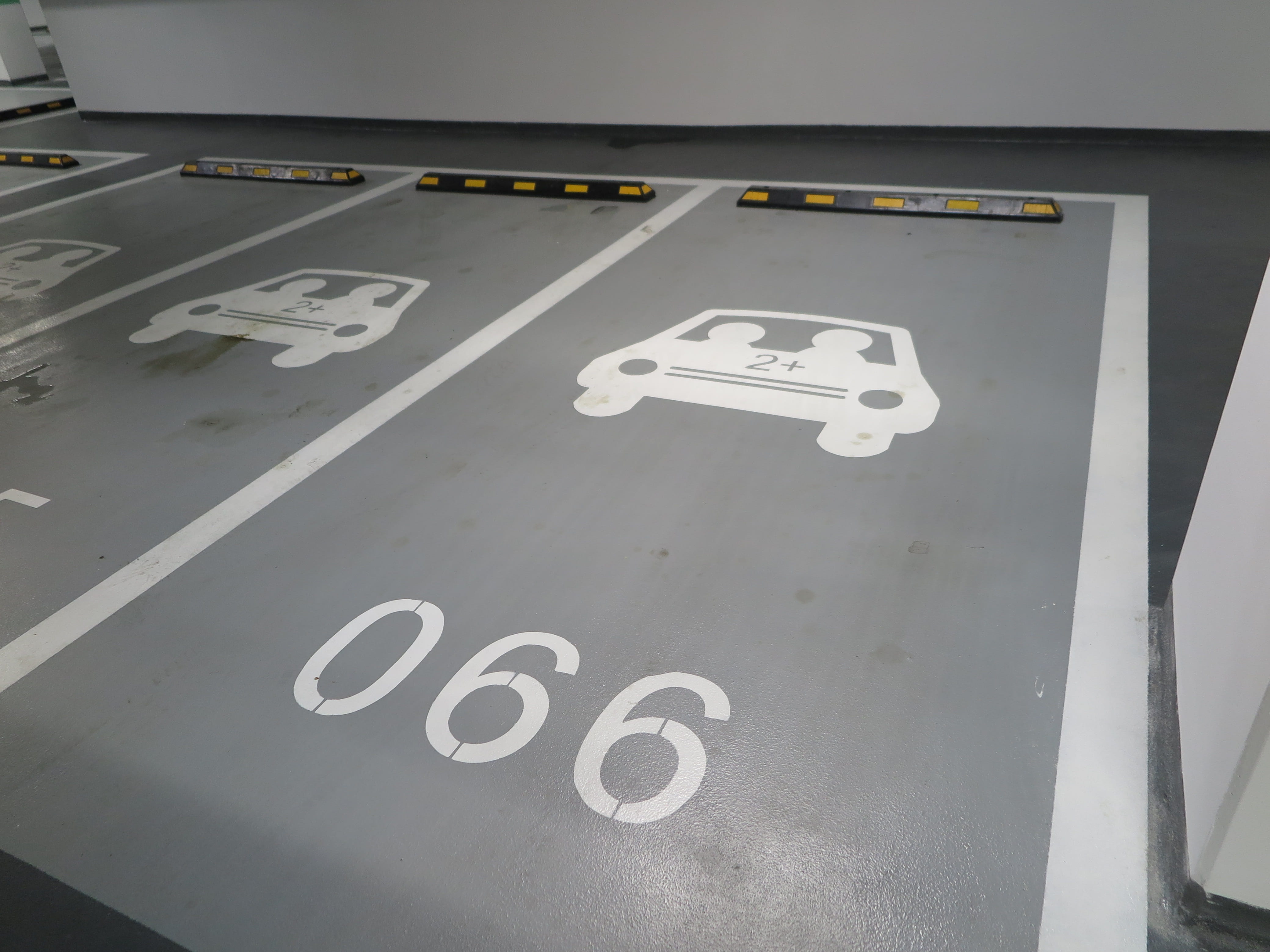 no people, direction, high angle view, multi storey car park, symbol, western script, 4K, information, communication, information sign, guidance, indoors, HD Wallpaper