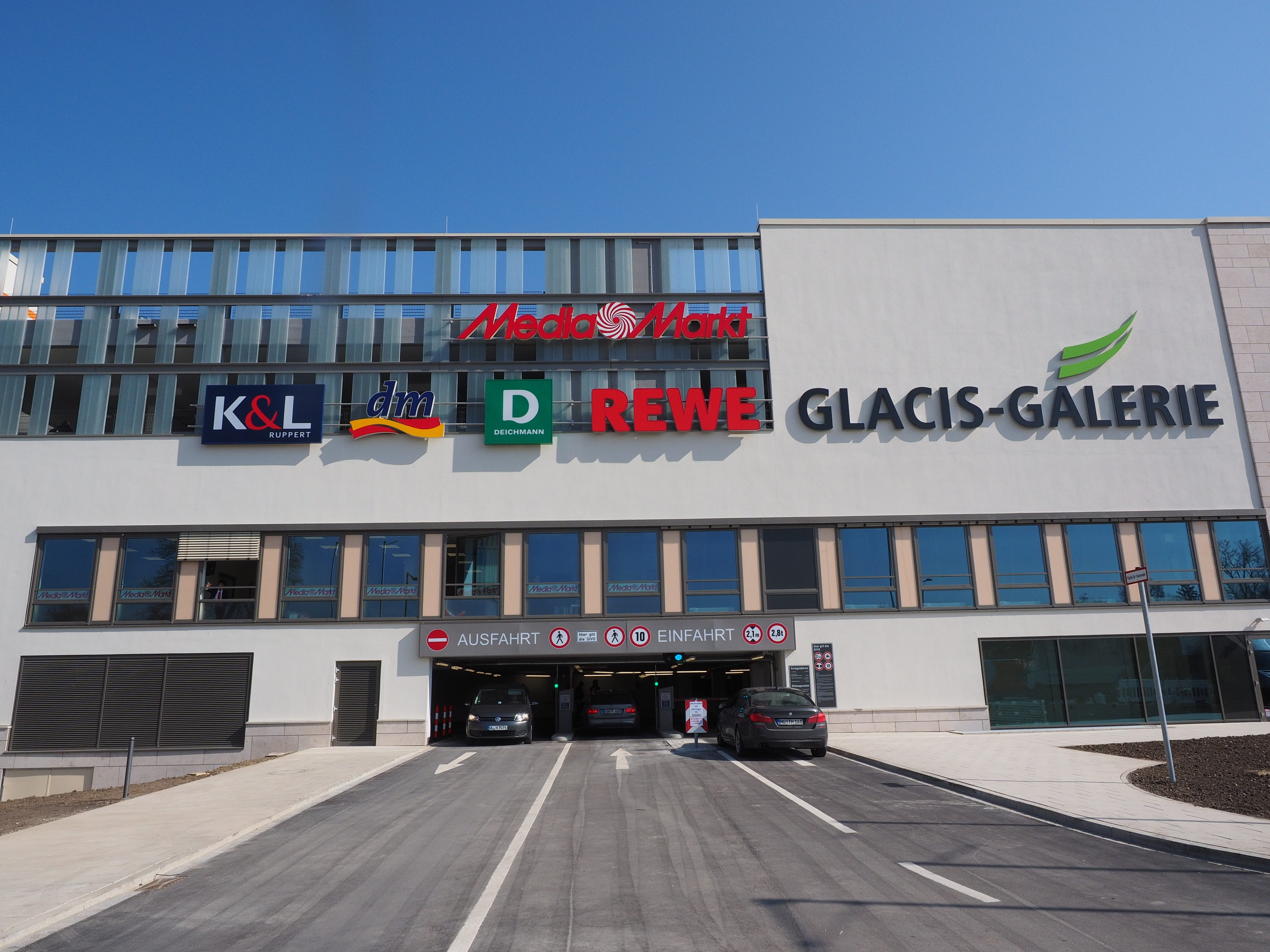 4K, sign, galareie, building exterior, store, d, advertising, day, communication, l, no people, multi storey car park, street, western script, text, shopping, HD Wallpaper