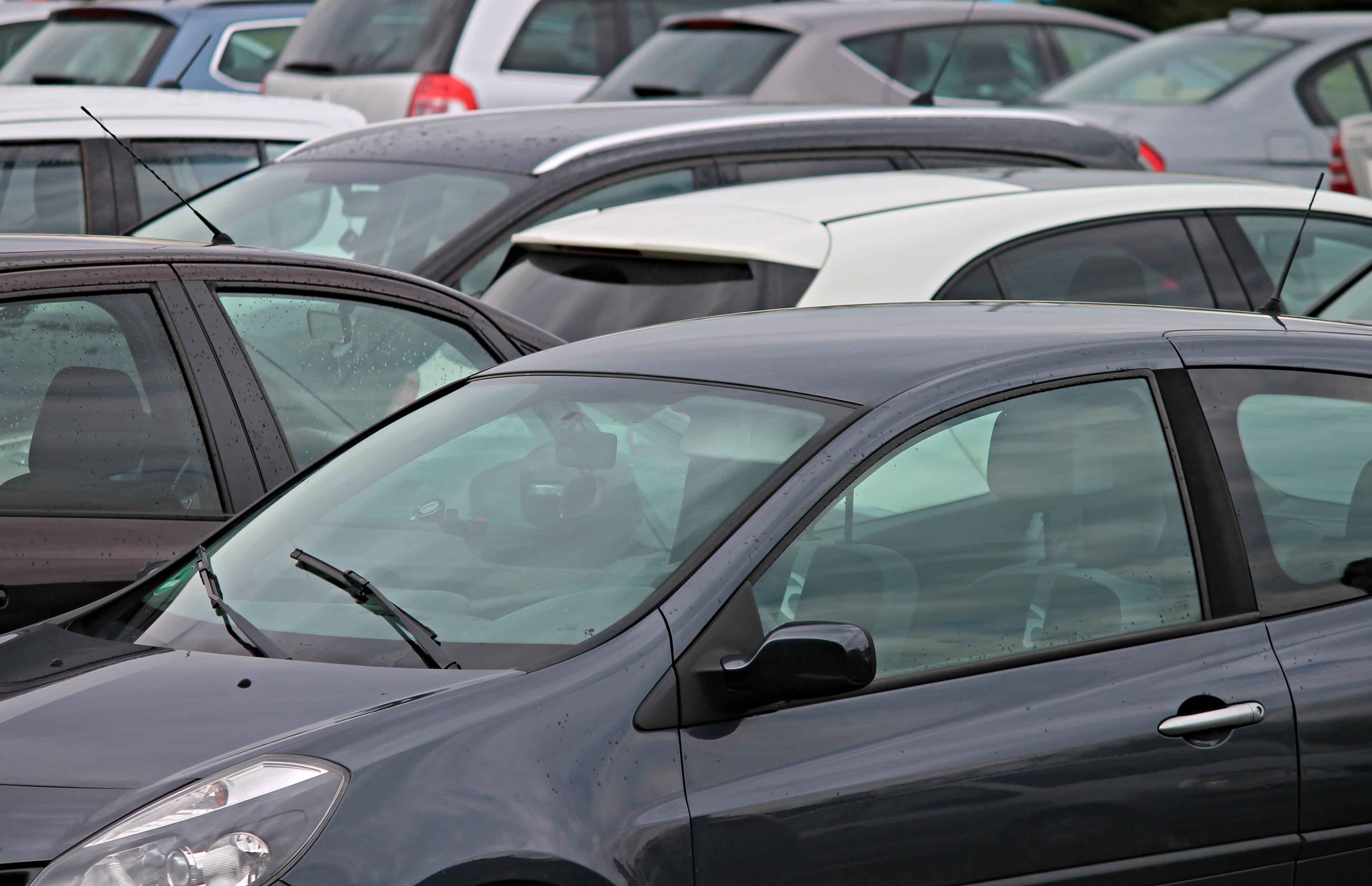 focus on foreground, sheet, traffic, vehicle, crowded, motor vehicle, group of objects, in a row, vehicles, mirror, transparent, transportation, multi storey car park, HD Wallpaper