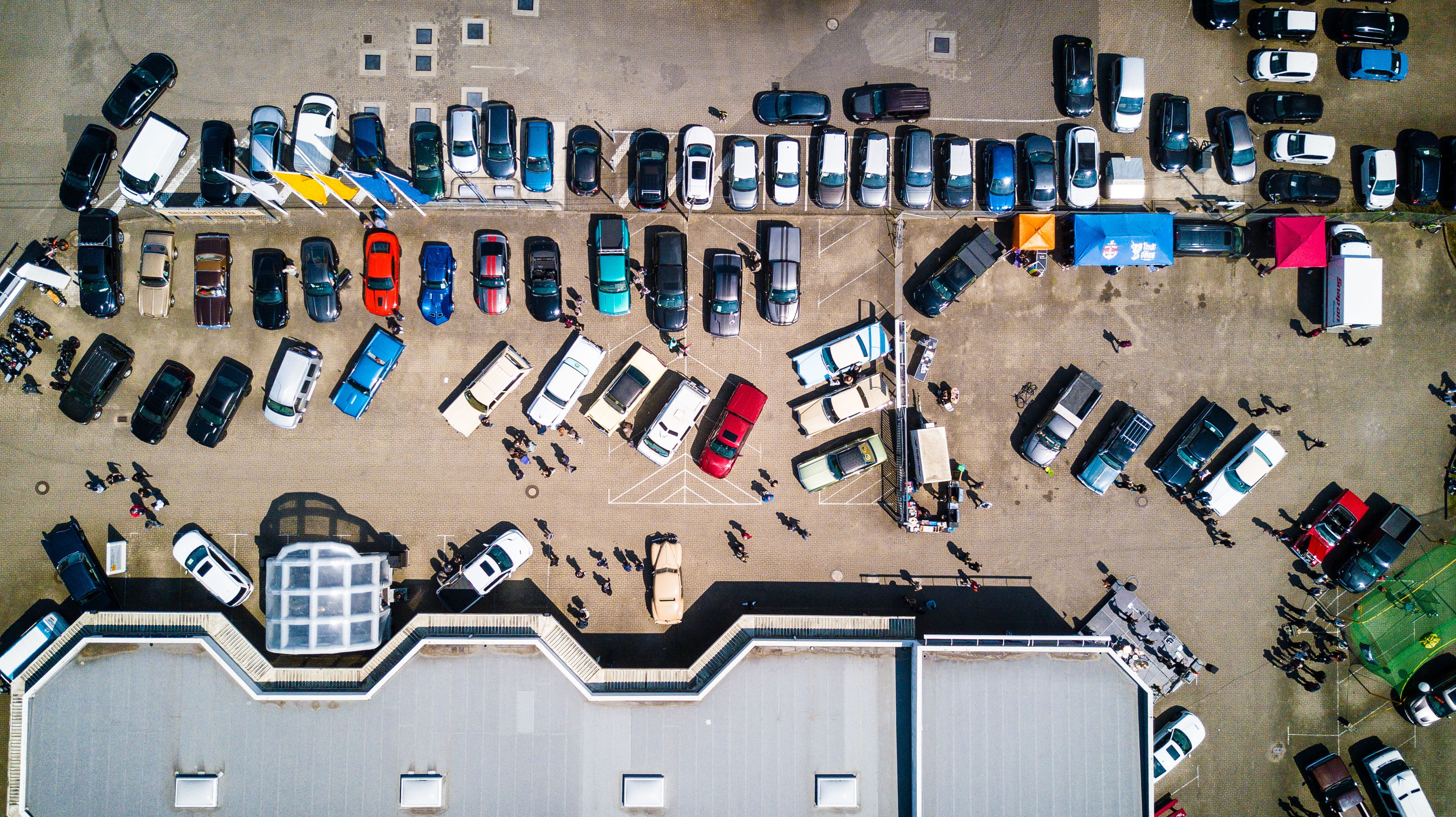 4K, near, arrangement, in a row, dji, group, parked, daylight, photo, high angle view, cars, aerial view, building, parking lot, drone, transportation, HD Wallpaper