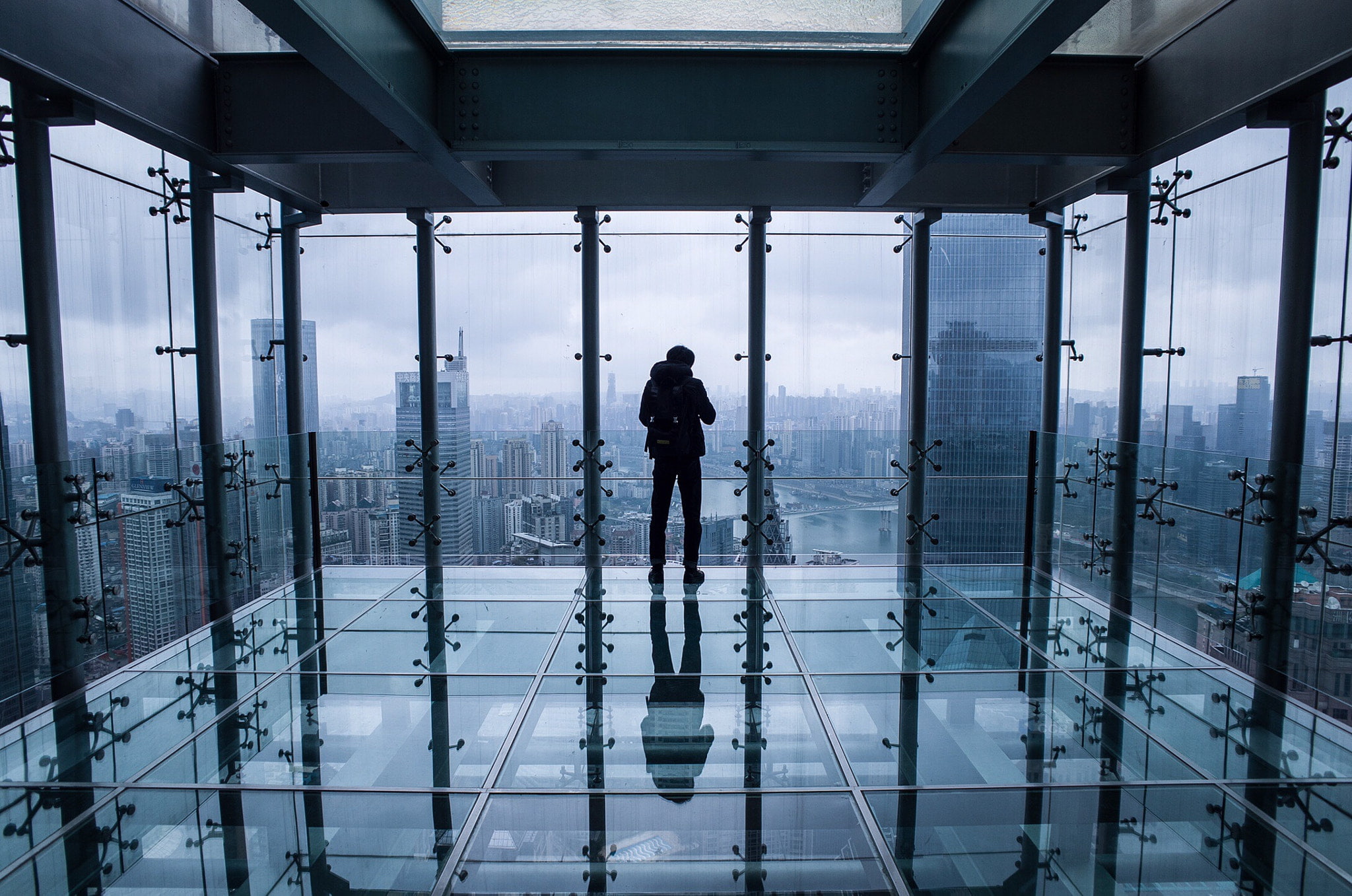 full length, architecture, 1080P, built structure, reflection, day, standing, cityscape, Jennifer Bin, люди, architectural column, men, lifestyles, modern, HD Wallpaper