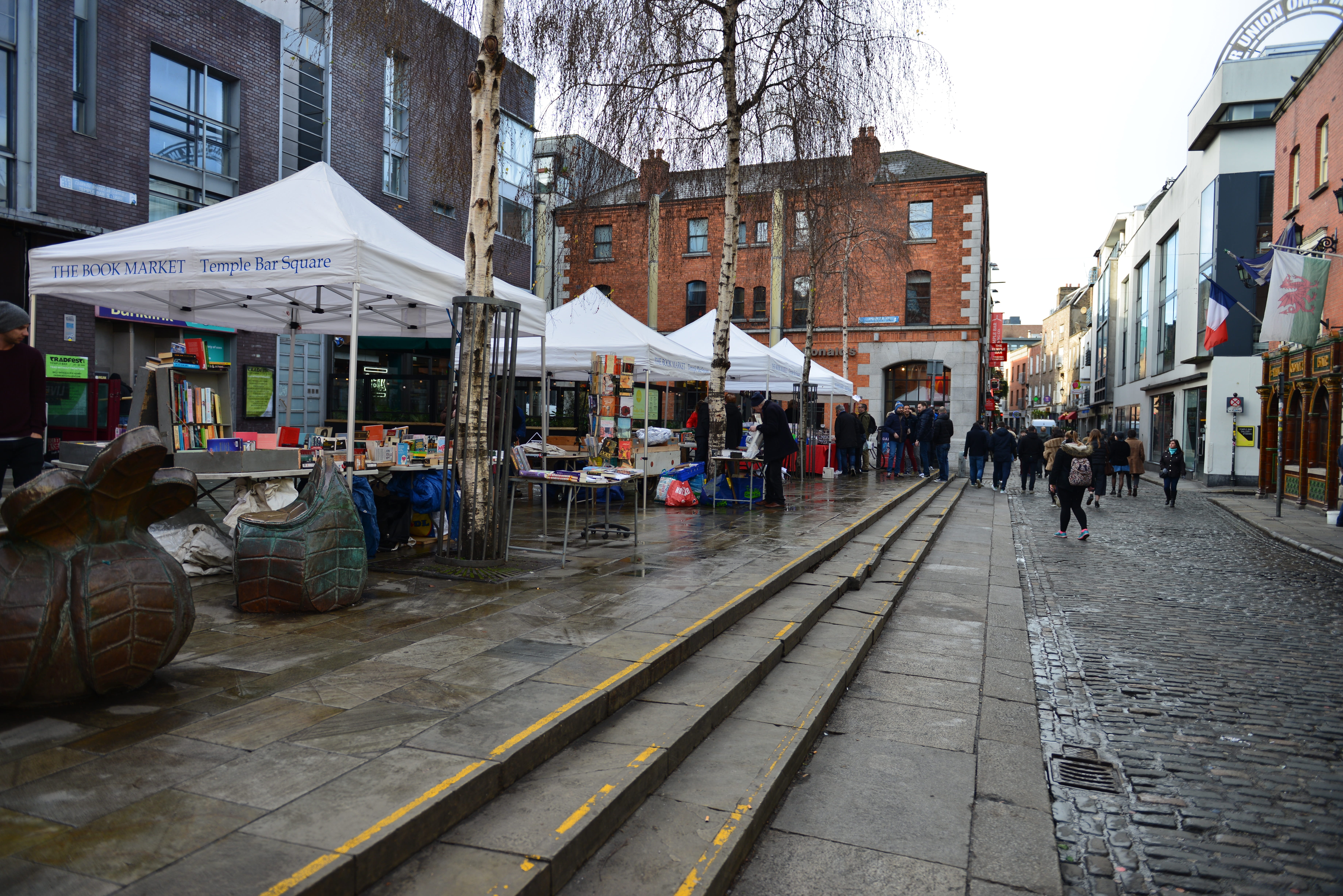 men, real people, outdoors, group of people, market, the way forward, nature, day, walking, transportation, food, women, wet, architecture, sidewalk, rain, HD Wallpaper