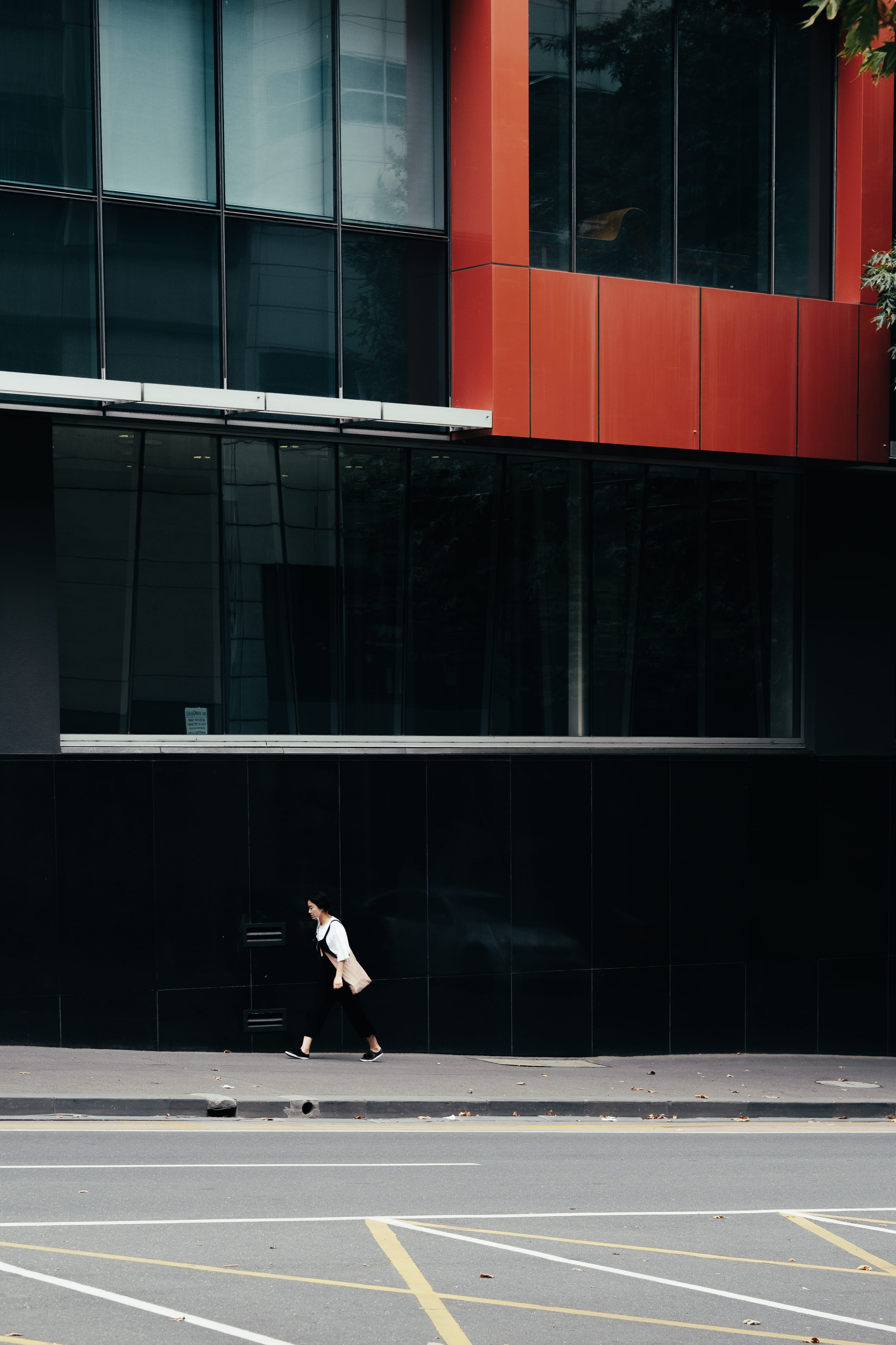 victorium, sunlight, woman, walk, 5K, 56mm, street, melbourne, day, window, men, outdoors, people, real people, building, roadside, person, full length, Phone HD Wallpaper
