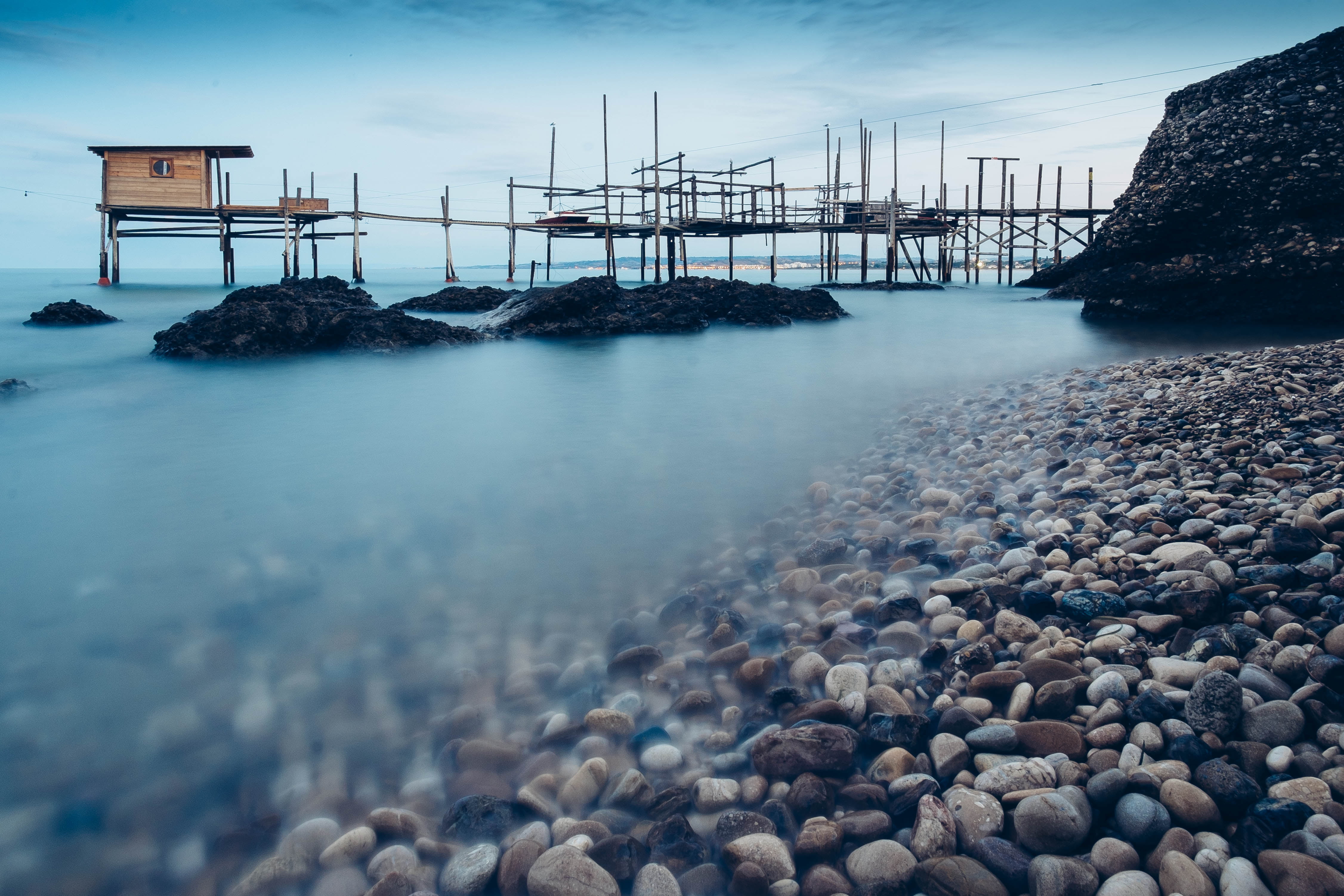 Italy, shallow, photography, Fotograf, Kodak, Long exposure, hut, 4K, Royal Gold, coastline, Beach, Fujifilm, dusk, X-pro1, Stones, Abruzzo, pebbles, sea, HD Wallpaper