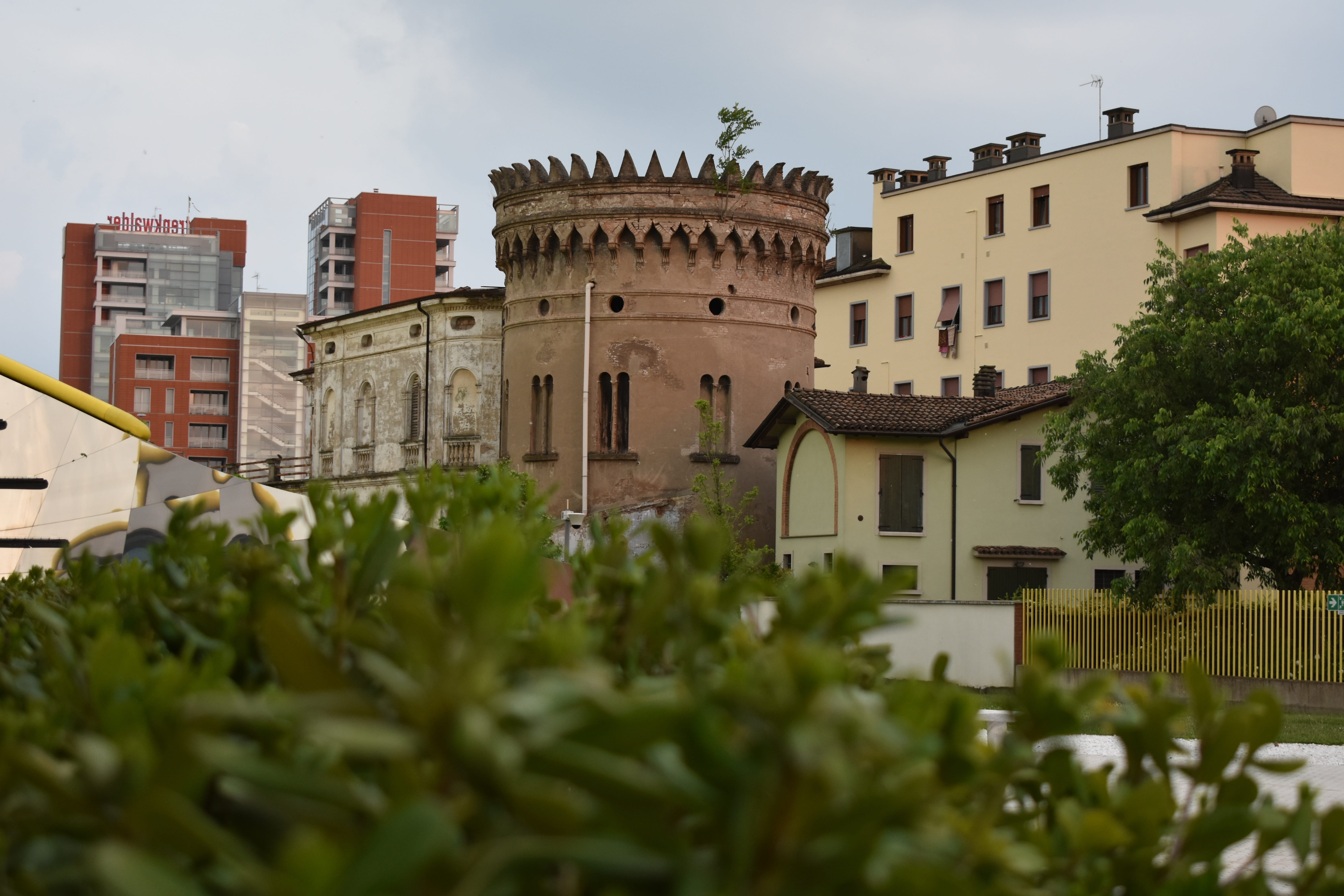 apartment, ancient, window, building, outdoors, residential district, sky, low angle view, building exterior, day, city, modena, 5K, focus on background, HD Wallpaper
