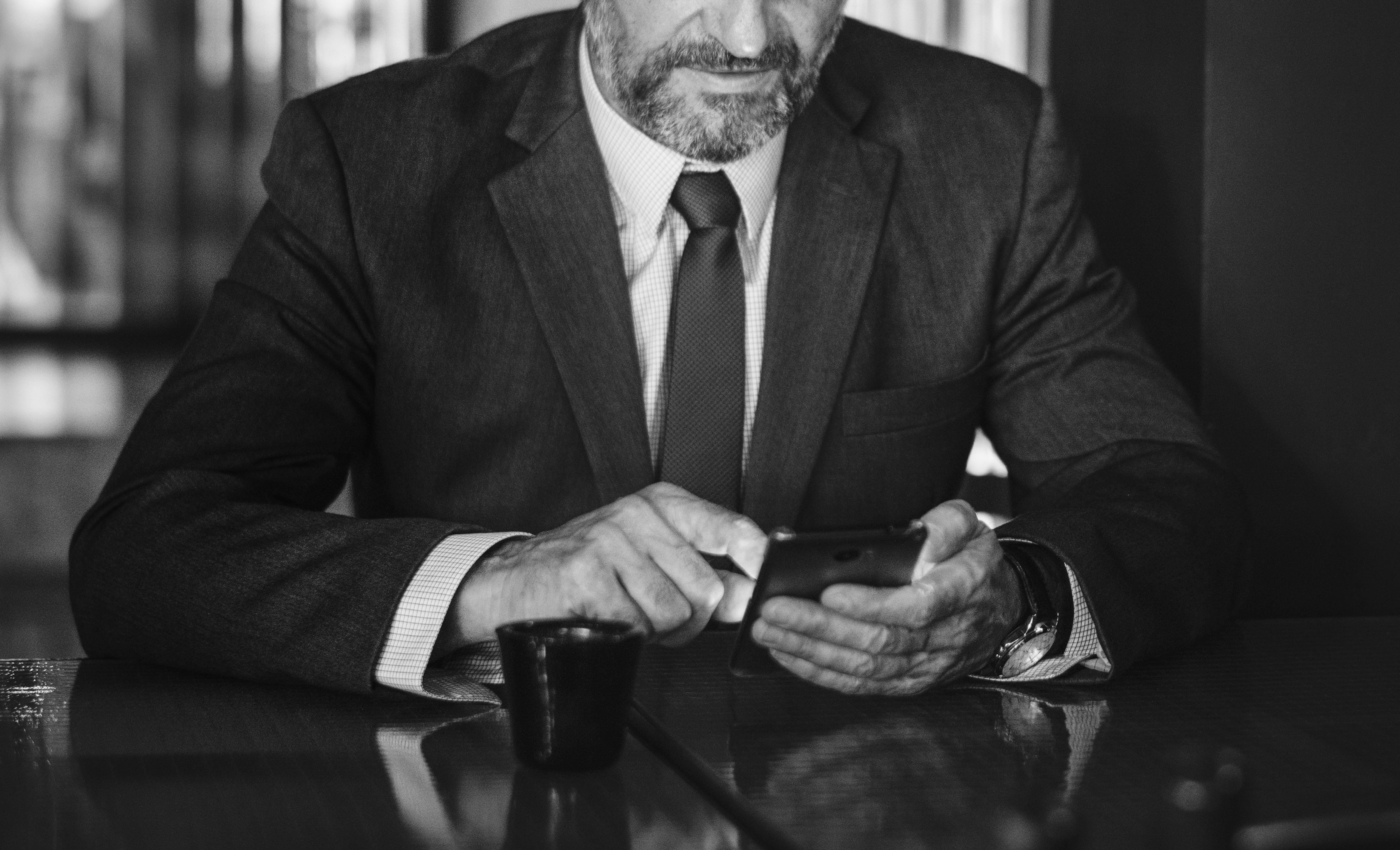 sitting, business, news, feed, table, well-dressed, focusing, adult, senior men, man, online, suit, senior adult, men, lifestyles, mature adult, checking, HD Wallpaper