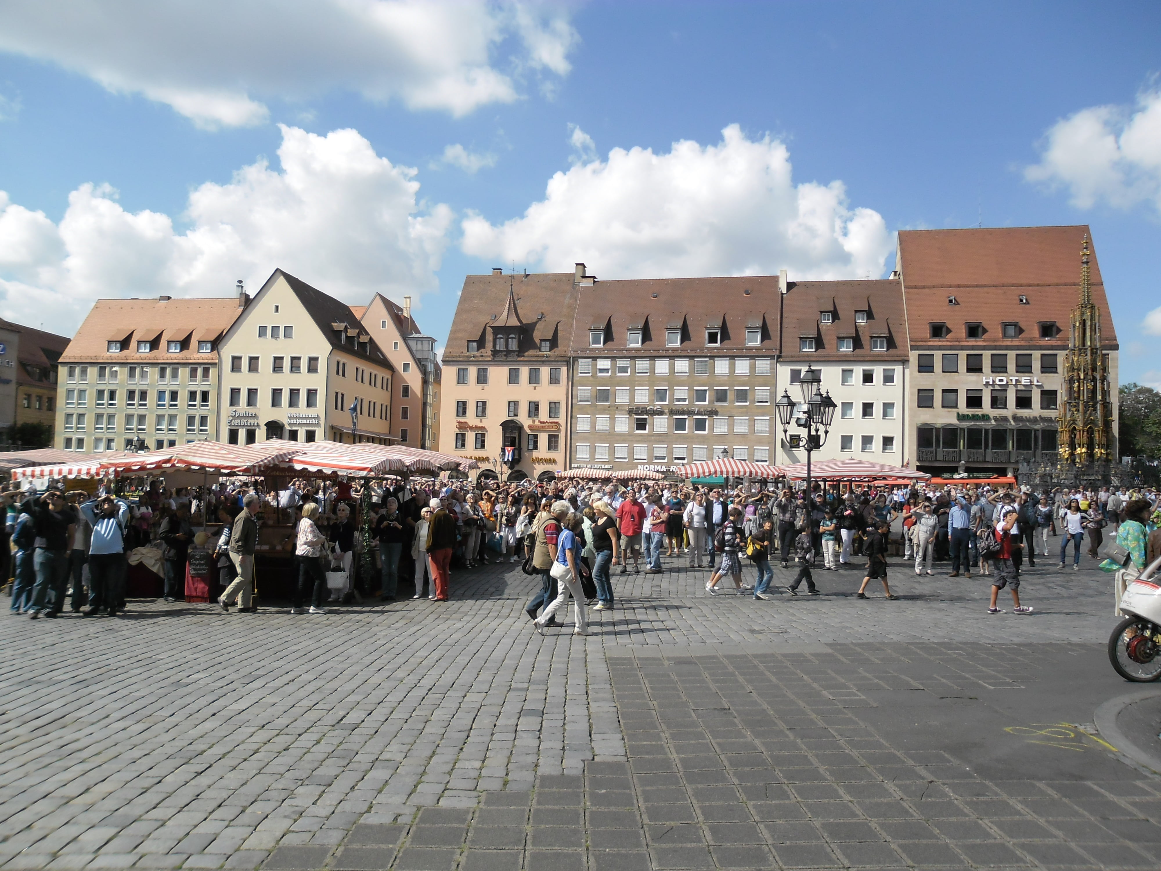 men, 4K, day, nature, adult, built structure, german, real people, building exterior, nuremberg, large group of people, city, urban Scene, lifestyles, HD Wallpaper