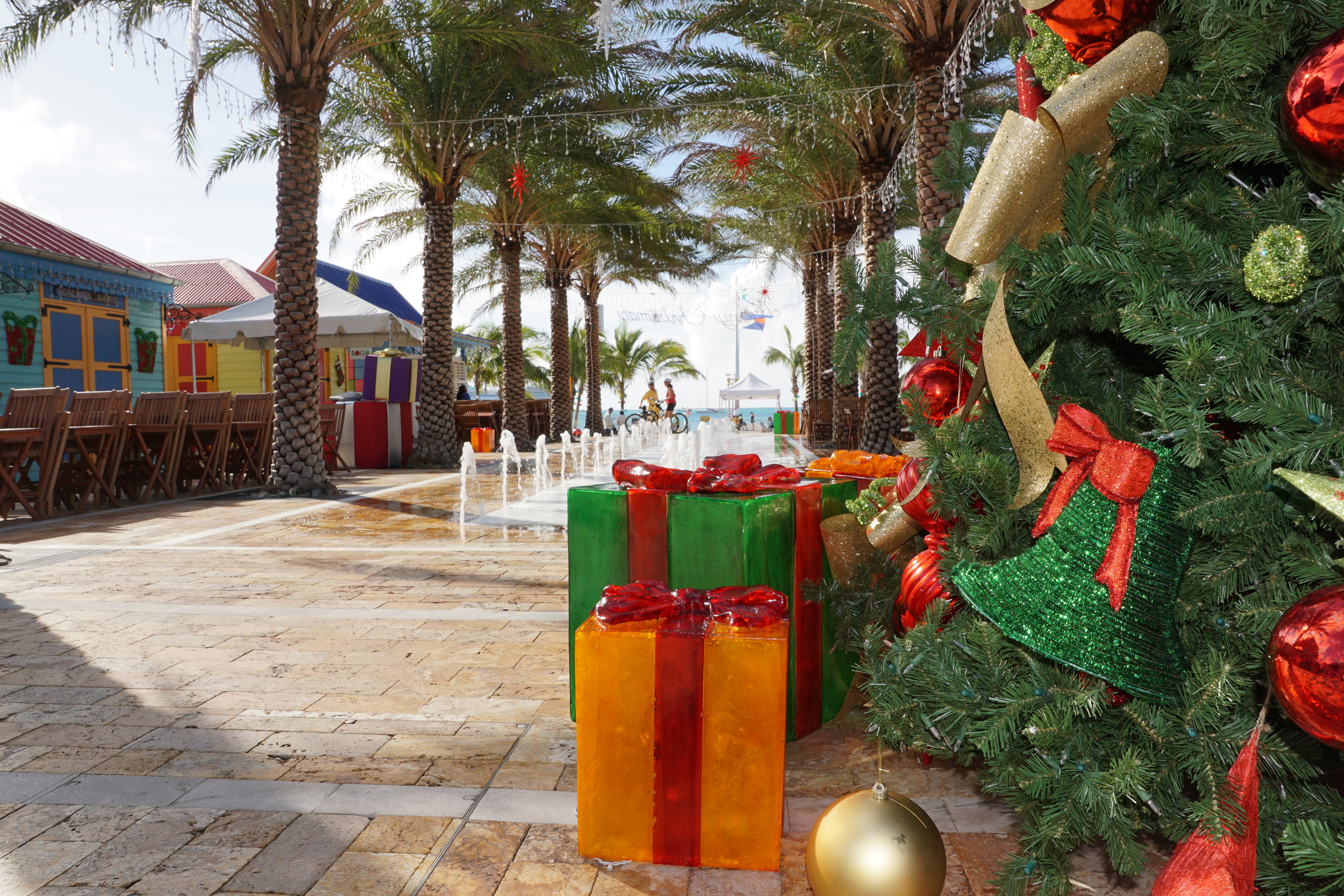 red, celebration, tree, 5K, christmas, architecture, building, outdoors, christmas decoration, building exterior, plant, caribbean, philipsburg, decoration, HD Wallpaper