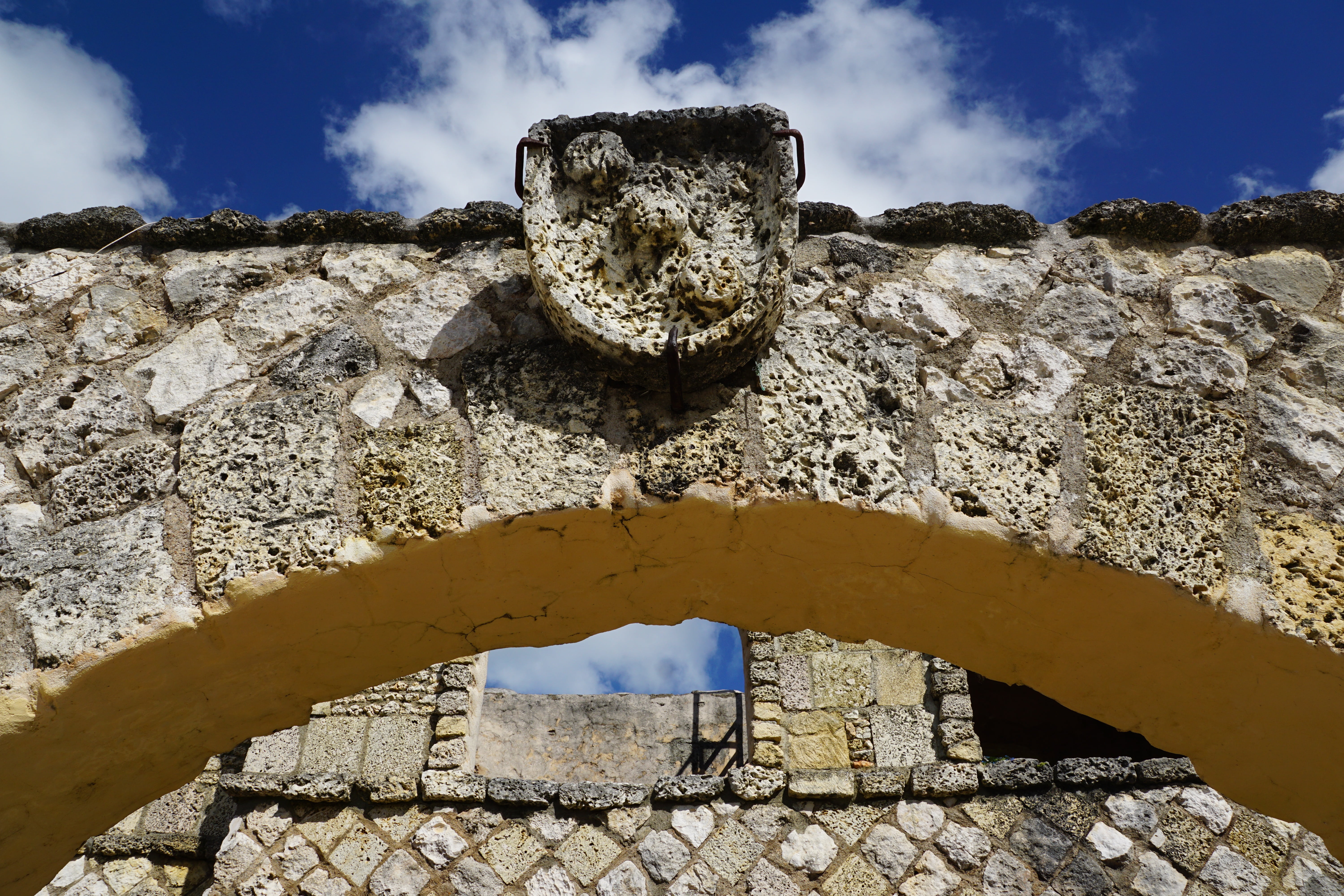 arch, ancient civilization, ruined, sky, day, old, famous Place, caribbean, outdoors, built structure, deterioration, sunlight, low angle view, architecture, HD Wallpaper