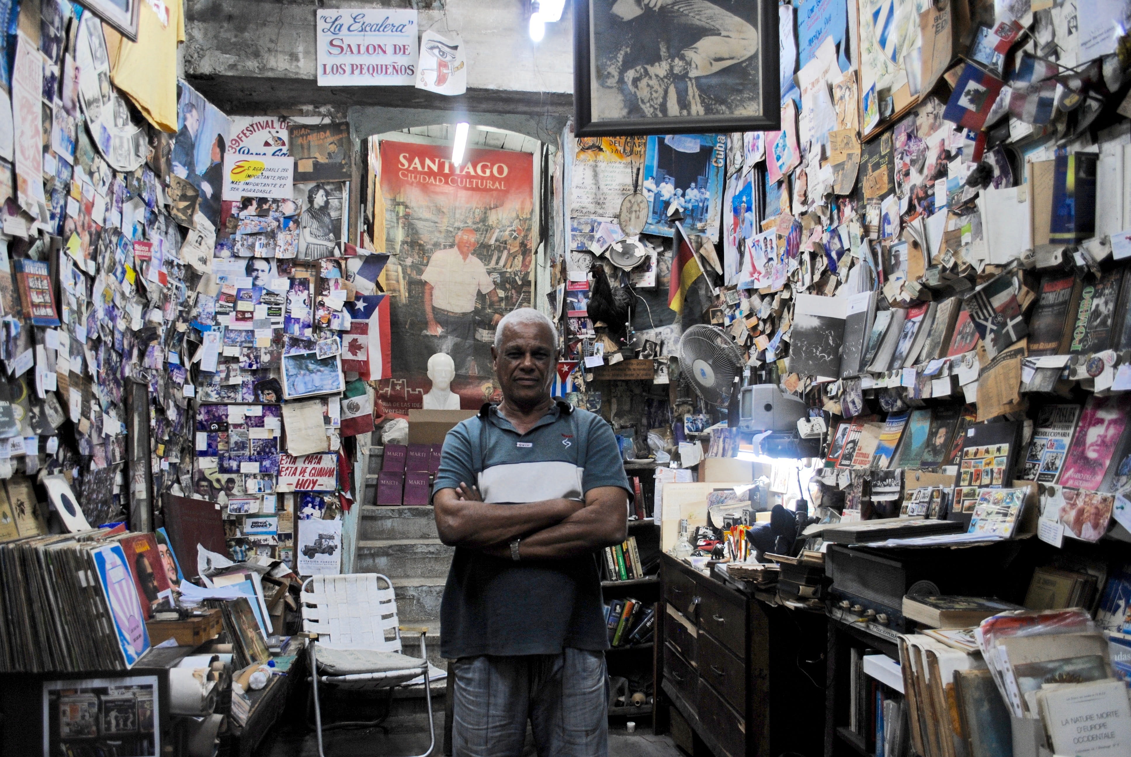 cuba, souvenir, Shop, man, standing, mid adult, casual clothing, 4K, adult, only men, historic, holding, wireless technology, technology, occupation, books, HD Wallpaper