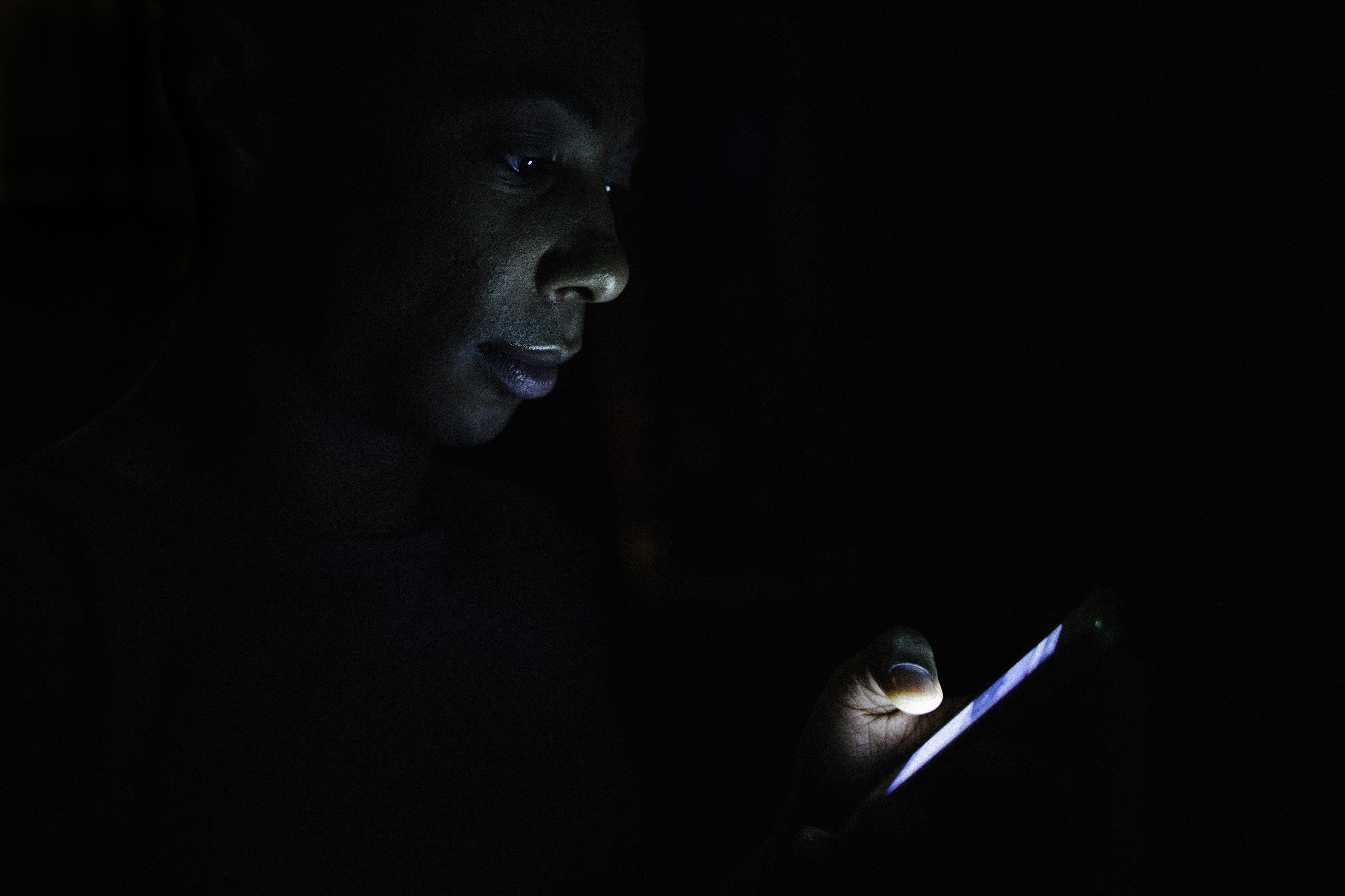 brake, theater, watching, headshot, light, profile view, adult, portrait, side view, curiosity, shadow, close-up, one person, indoors, dance, concentration, HD Wallpaper