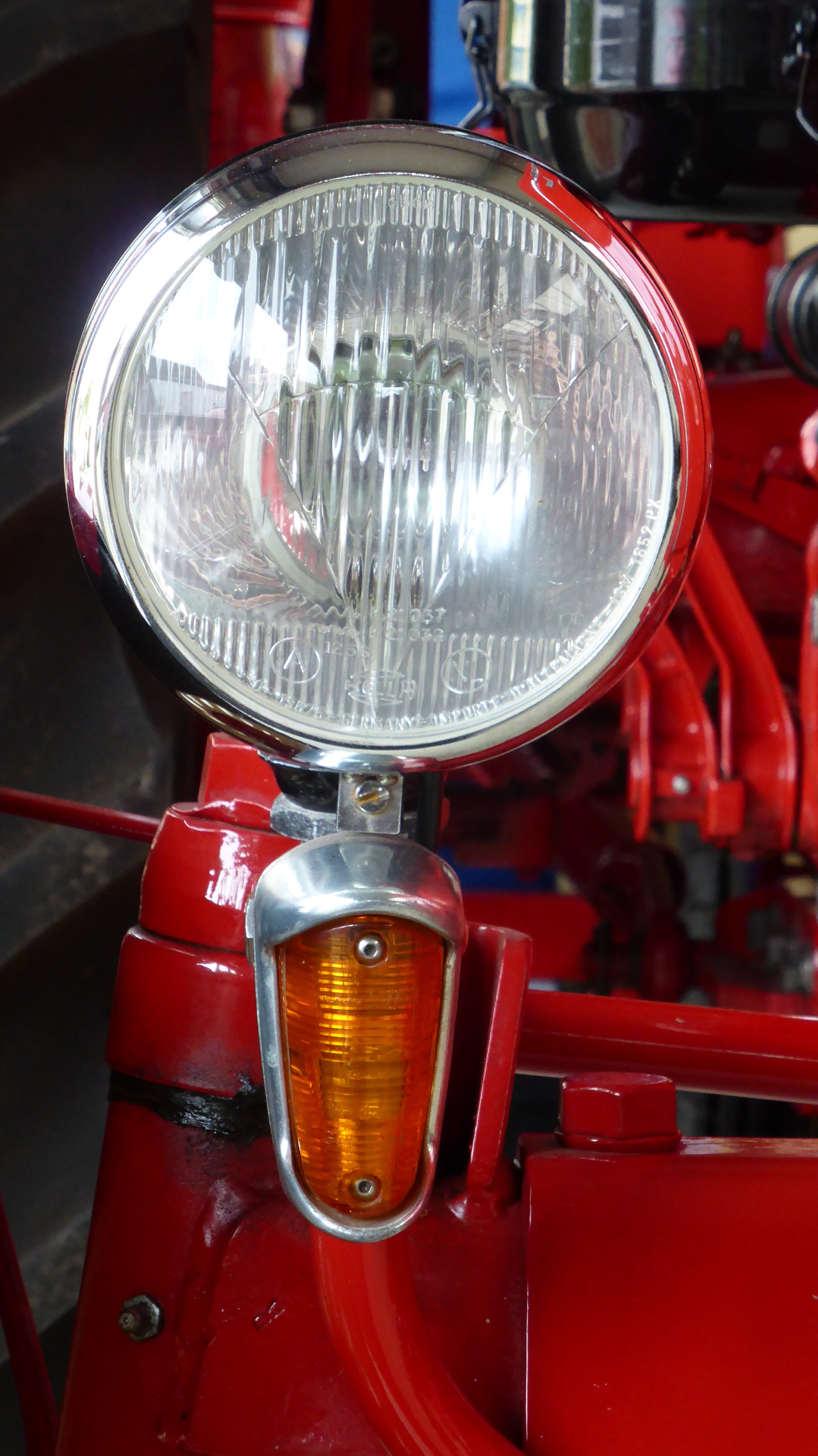 antique, close-up, blinker, retro styled, 4K, land vehicle, transparent, chrome, indoors, stationary, shiny, motorcycle, mode of transportation, lighting equipment, Phone HD Wallpaper
