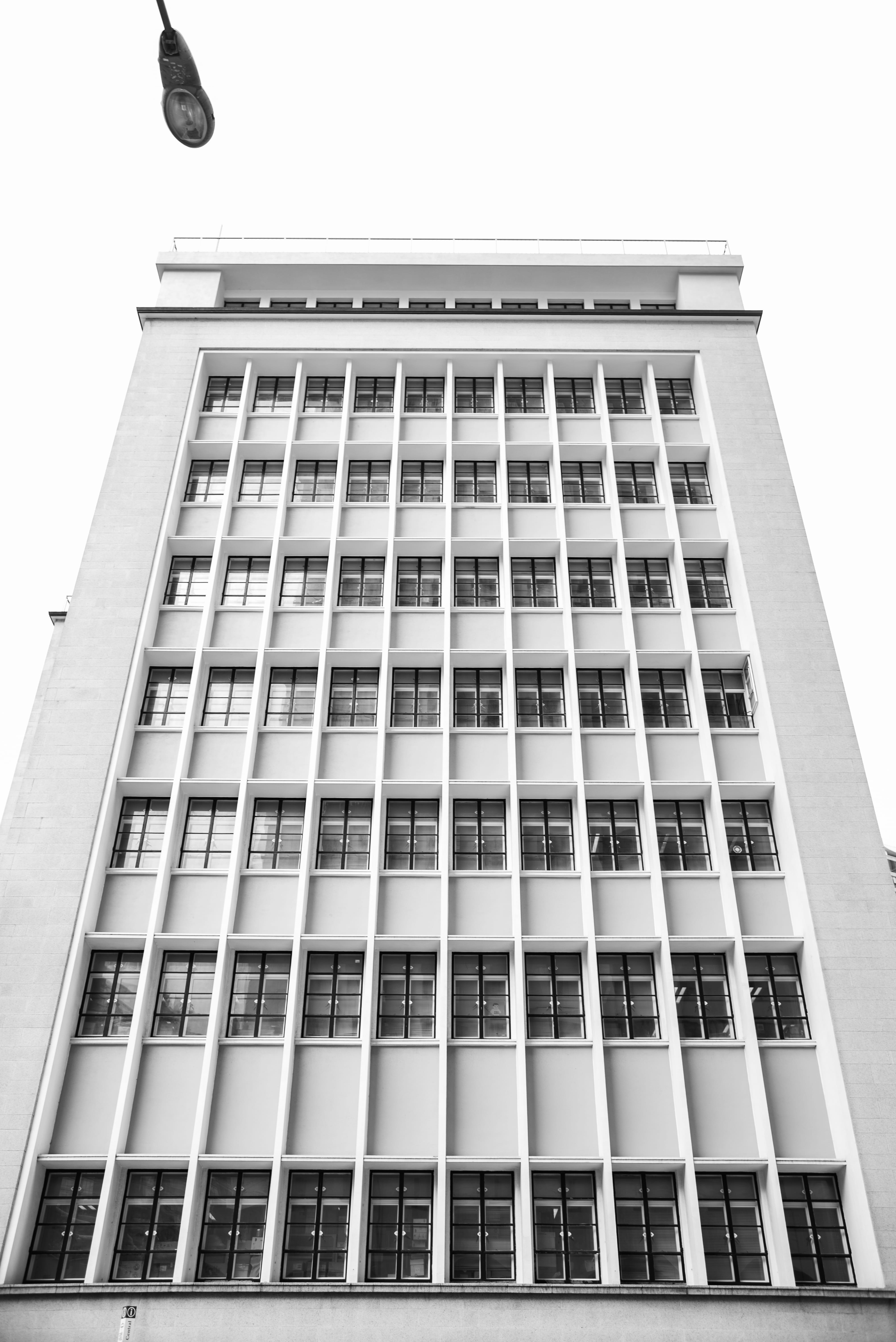 pattern, place, apartment, low angle view, facade, town, day, building, modern, location, residential district, motor, city, tower, postal office, black and white, Phone HD Wallpaper