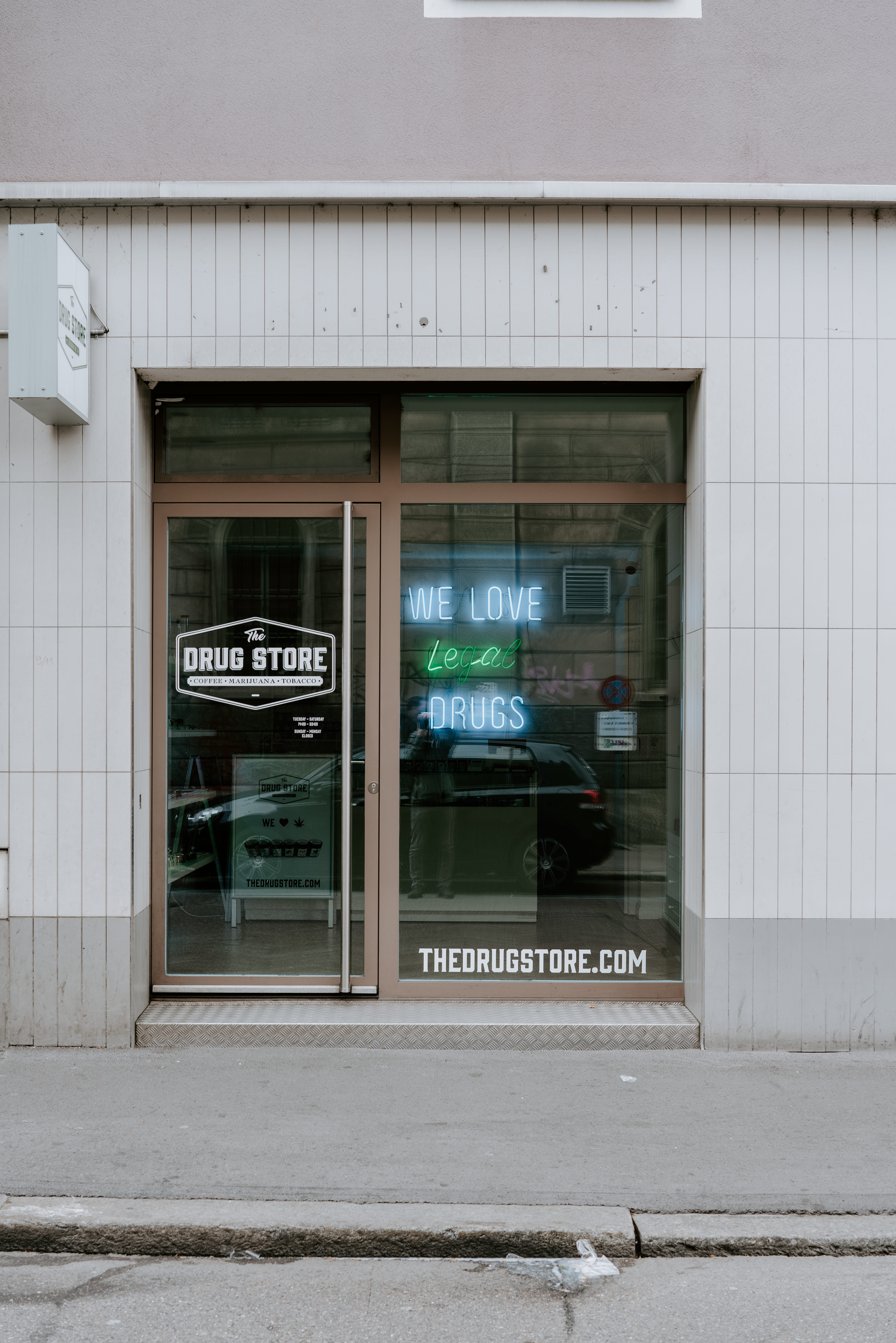 vehicle, shop, road, day, information sign, automobile, text, building exterior, zurich, path, garage, transportation, zürich, cafeteria, home decor, city, Phone HD Wallpaper