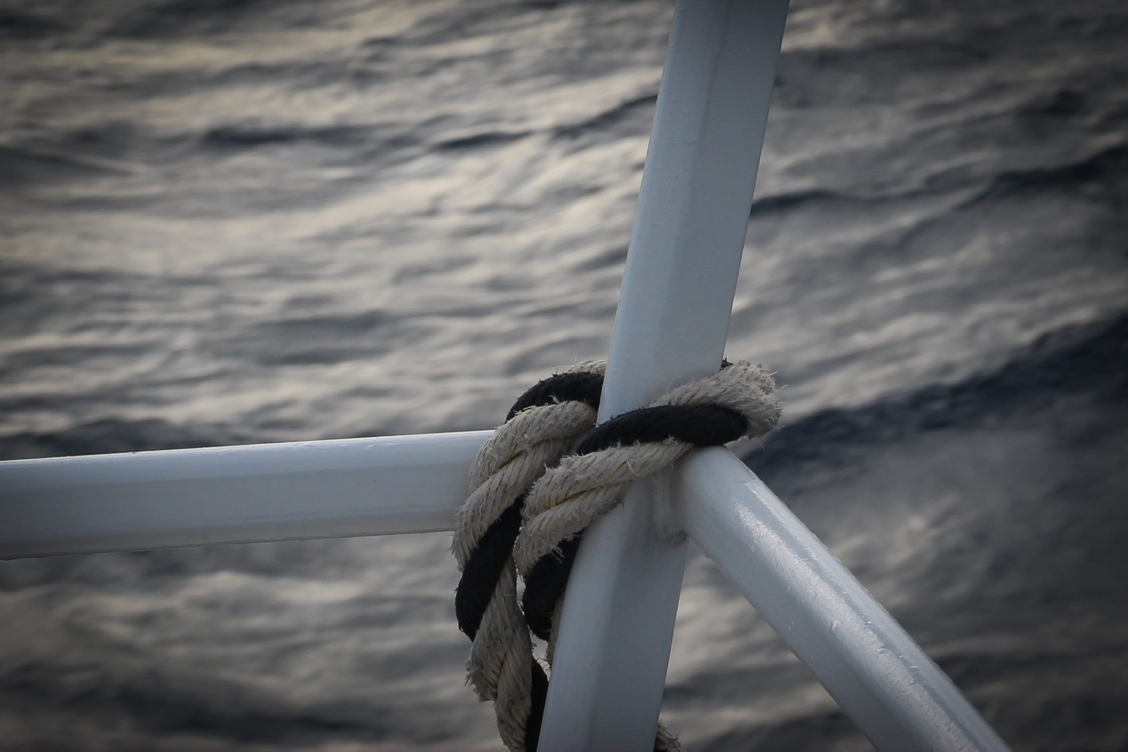 no people, land, metal, close-up, transportation, deck, railing, cord, golf, sea, nature, boat, selective focus, focus on foreground, knot, cable, tied up, HD Wallpaper