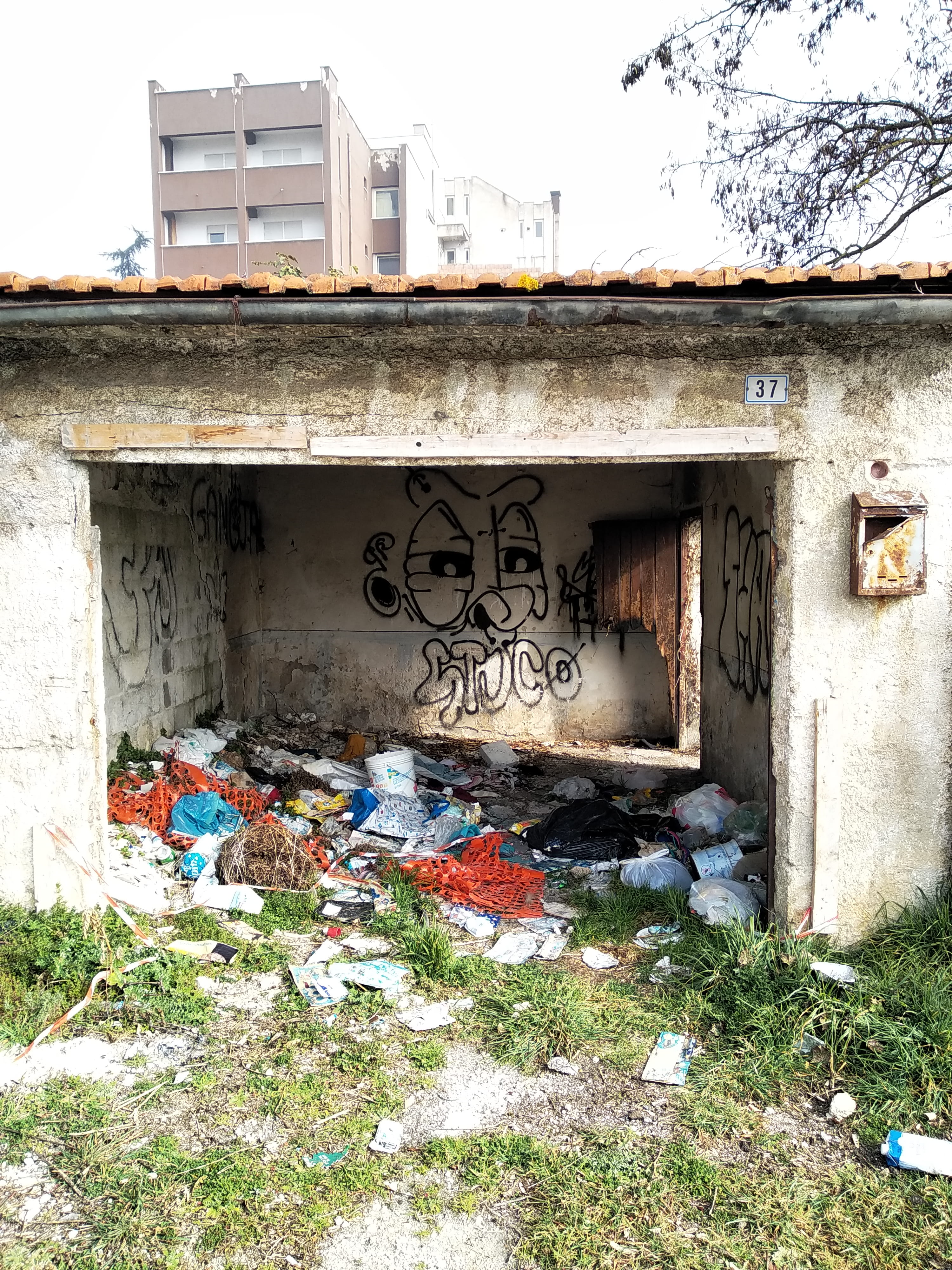 architecture, ground, garage, bunker, tire, avezzano, no people, graffiti, day, damaged, built structure, housing, building exterior, 4K, via abruzzi, Phone HD Wallpaper