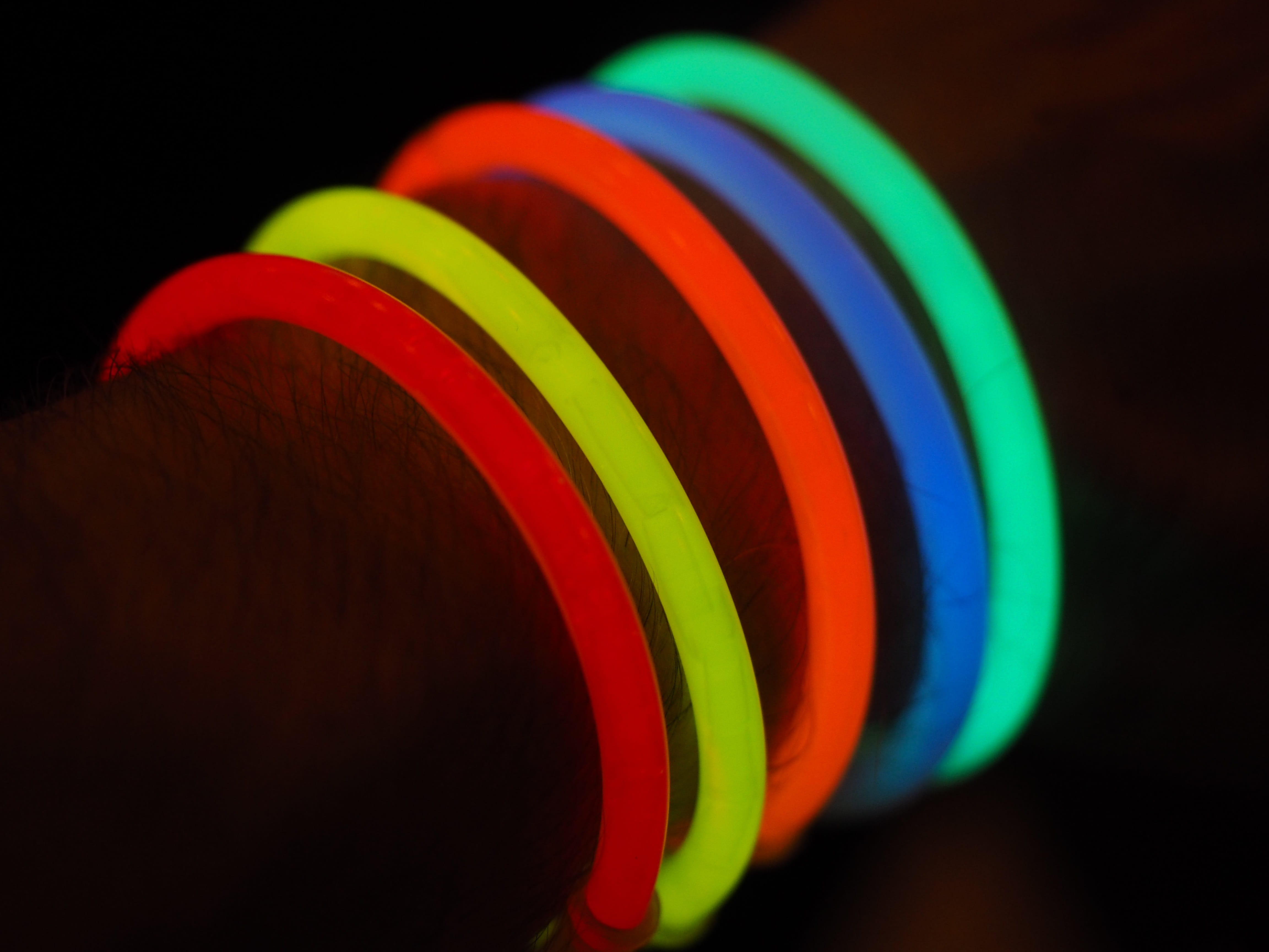 multi Colored, bangle, rainbow, Colorful, knallbunt, black background, Light, variation, 4K, extreme close-up, green color, bracelets, studio shot, flag, HD Wallpaper