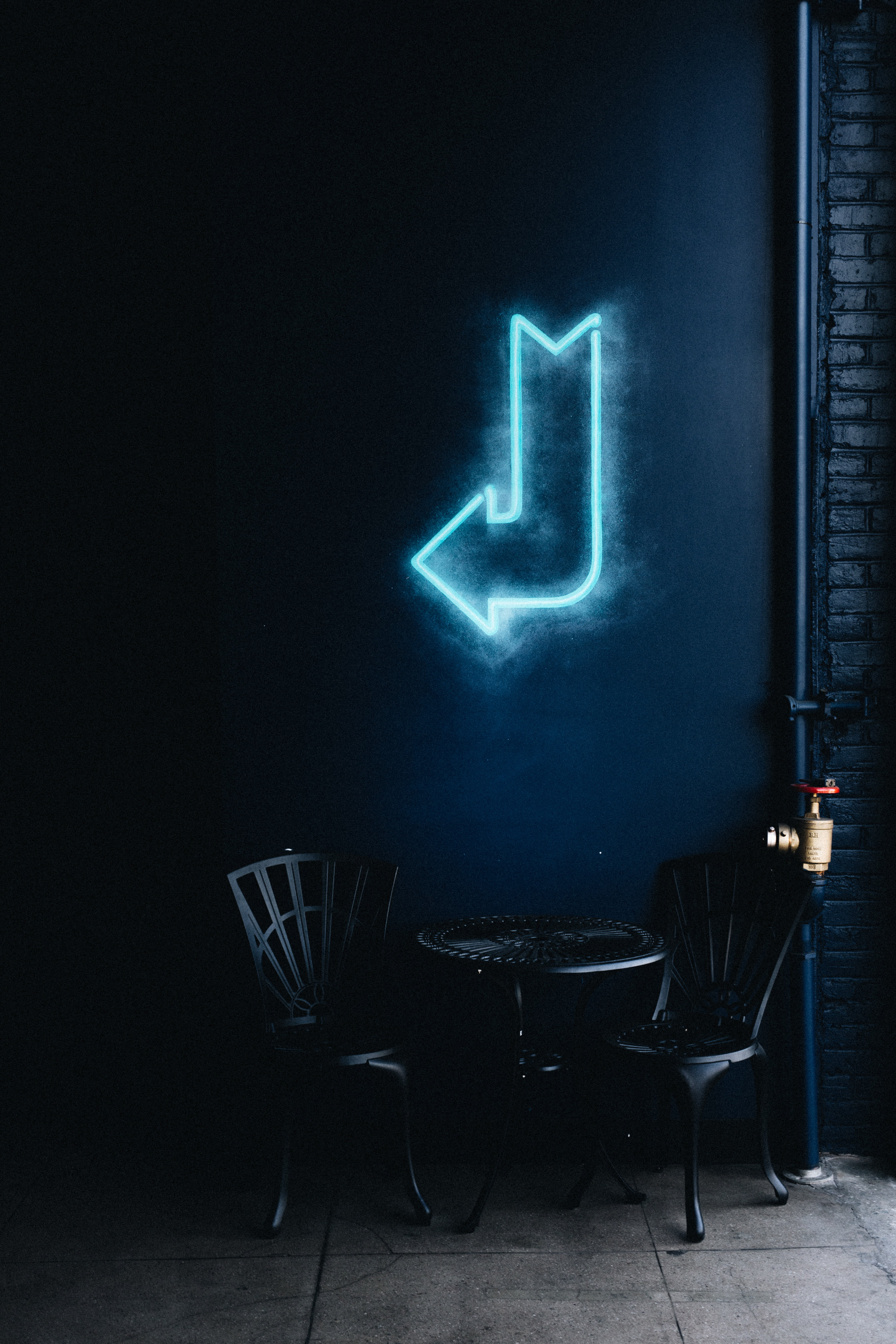 guidance, blue, glowing, communication, dark, concepts, round, design, nature, business, arrow, electric lamp, neon, internet, computer, chair, abstract, Phone HD Wallpaper