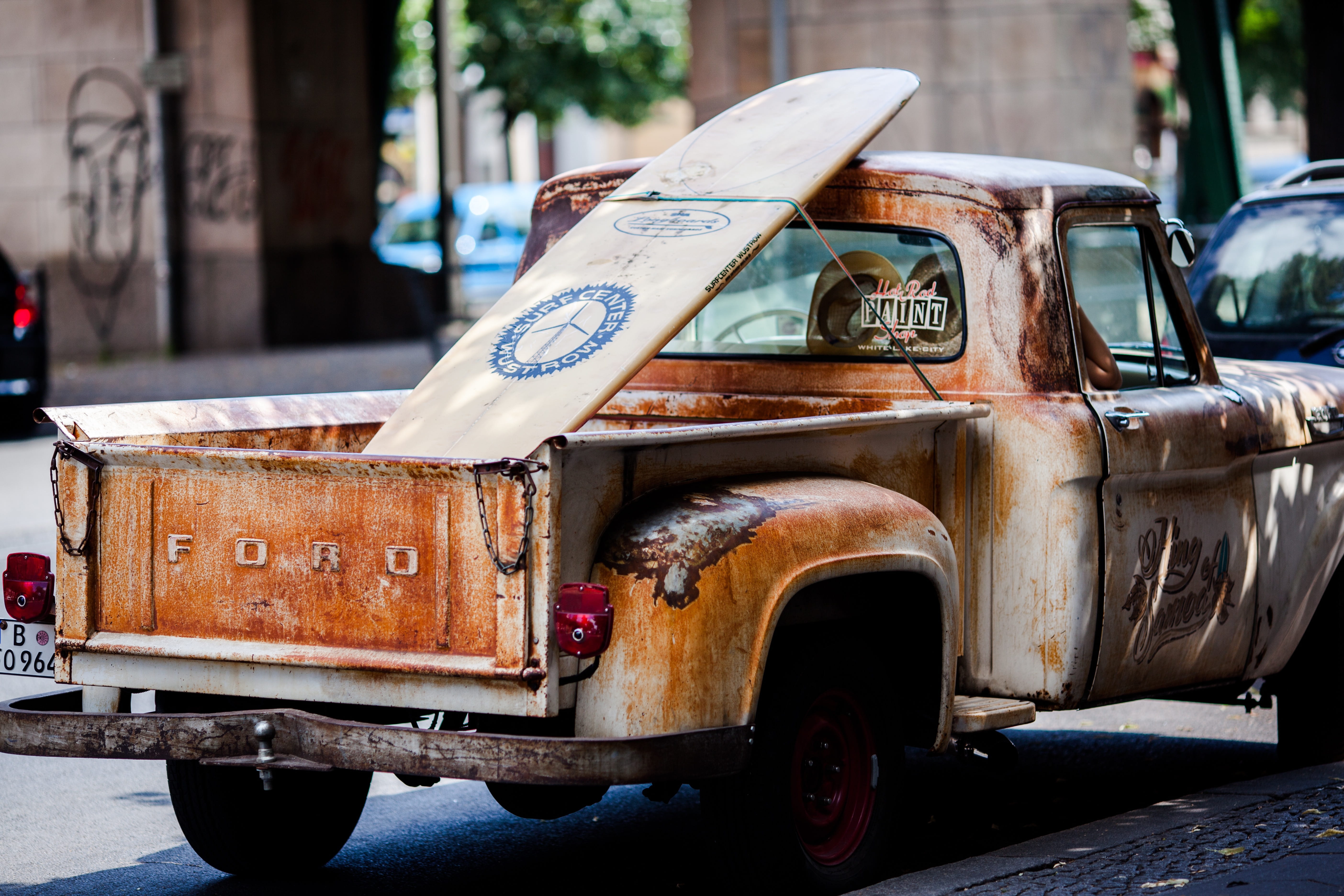 parked, roadside, 5K, truck, obsolete, street, outdoors, surf, deterioration, city, white, vehicle, ford, run-down, graffiti, daytime, abandoned, vintage, HD Wallpaper