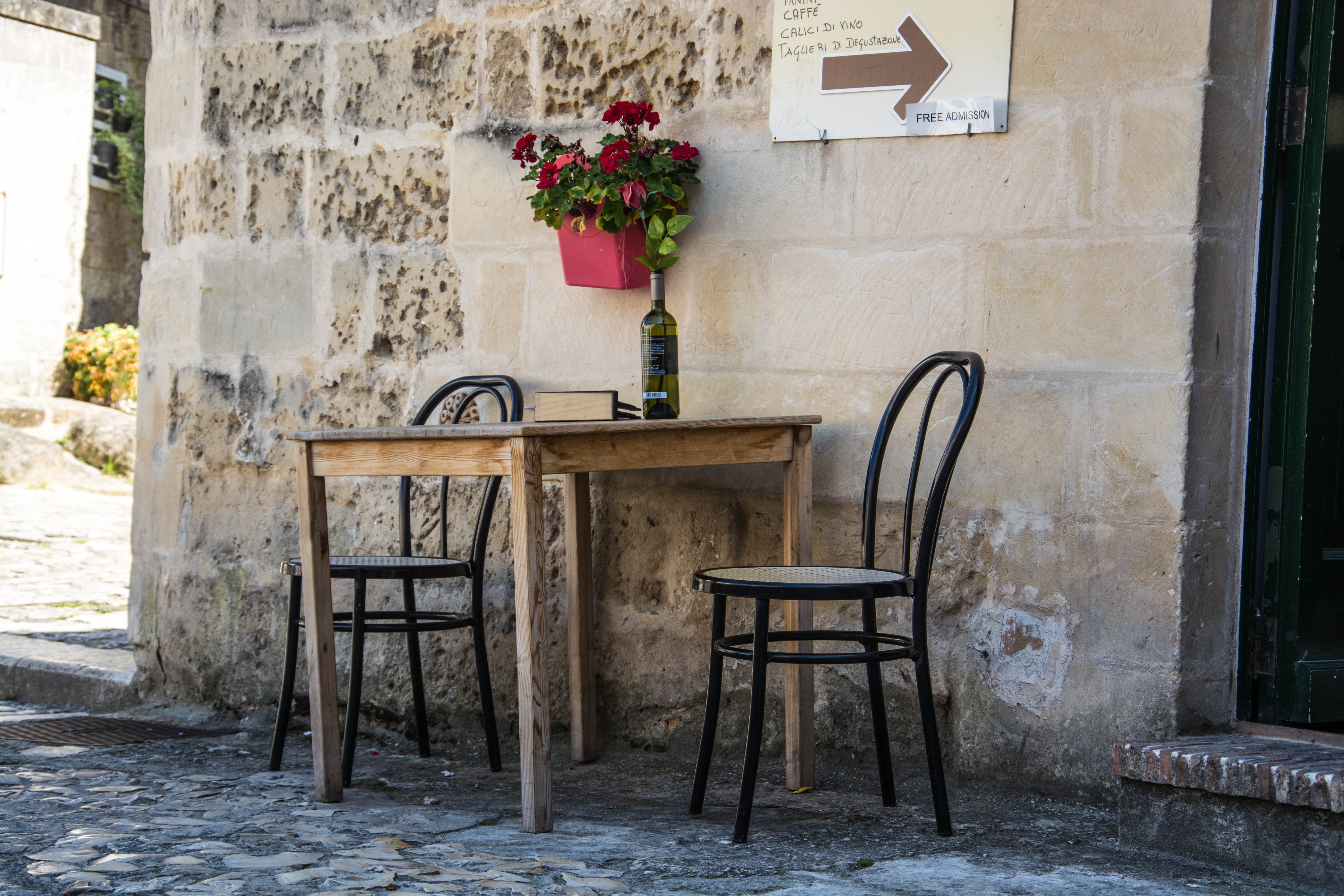 bistro, flowering plant, wood - material, building exterior, no people, italy, atmosphere, piece, outside, wine, black, building, flower, absence, nature, HD Wallpaper
