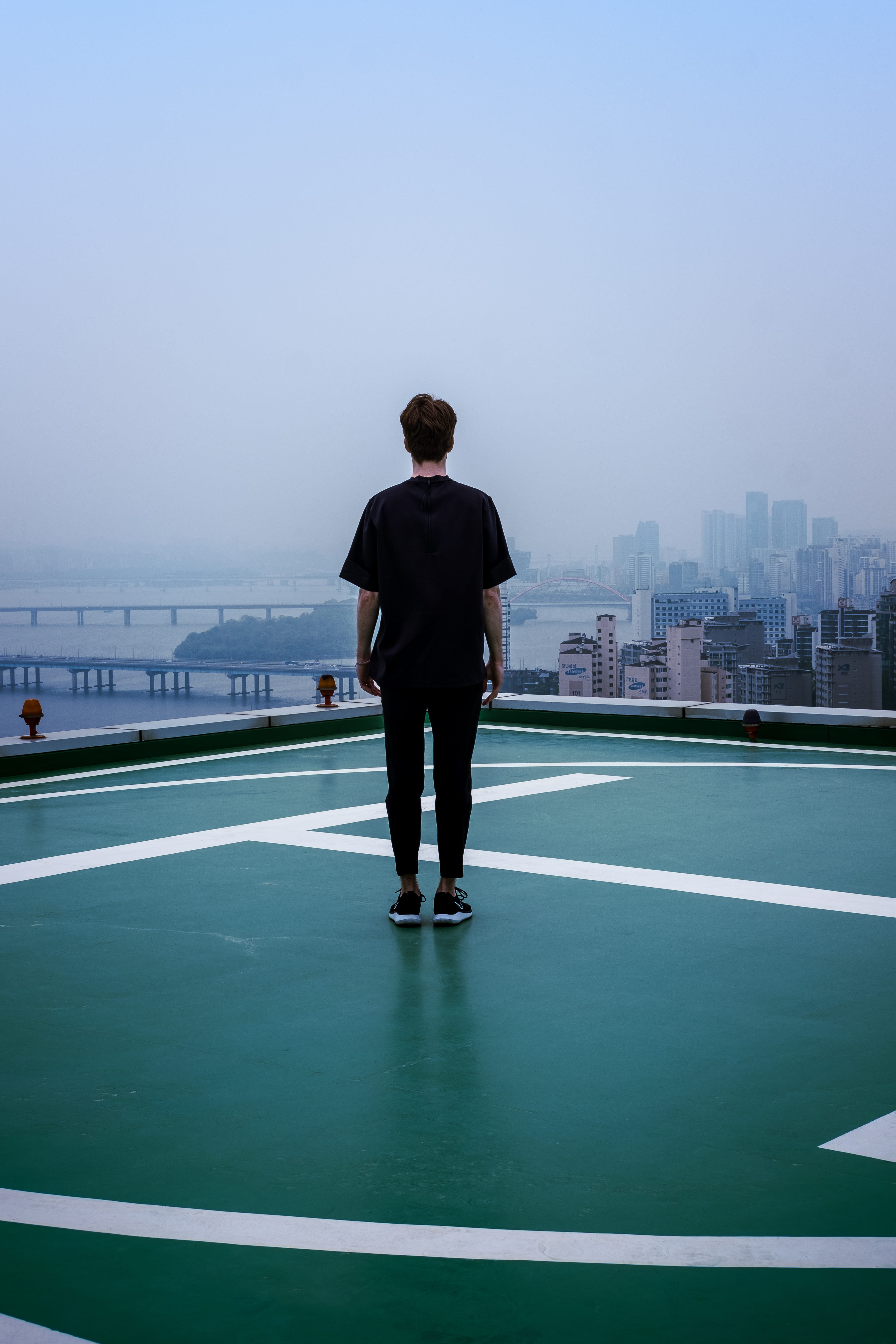 outdoors, landscape, south korea, asia, man standing, nature, leisure activity, men, cityscape, built structure, janis, sky, city, real people, full length, Phone HD Wallpaper