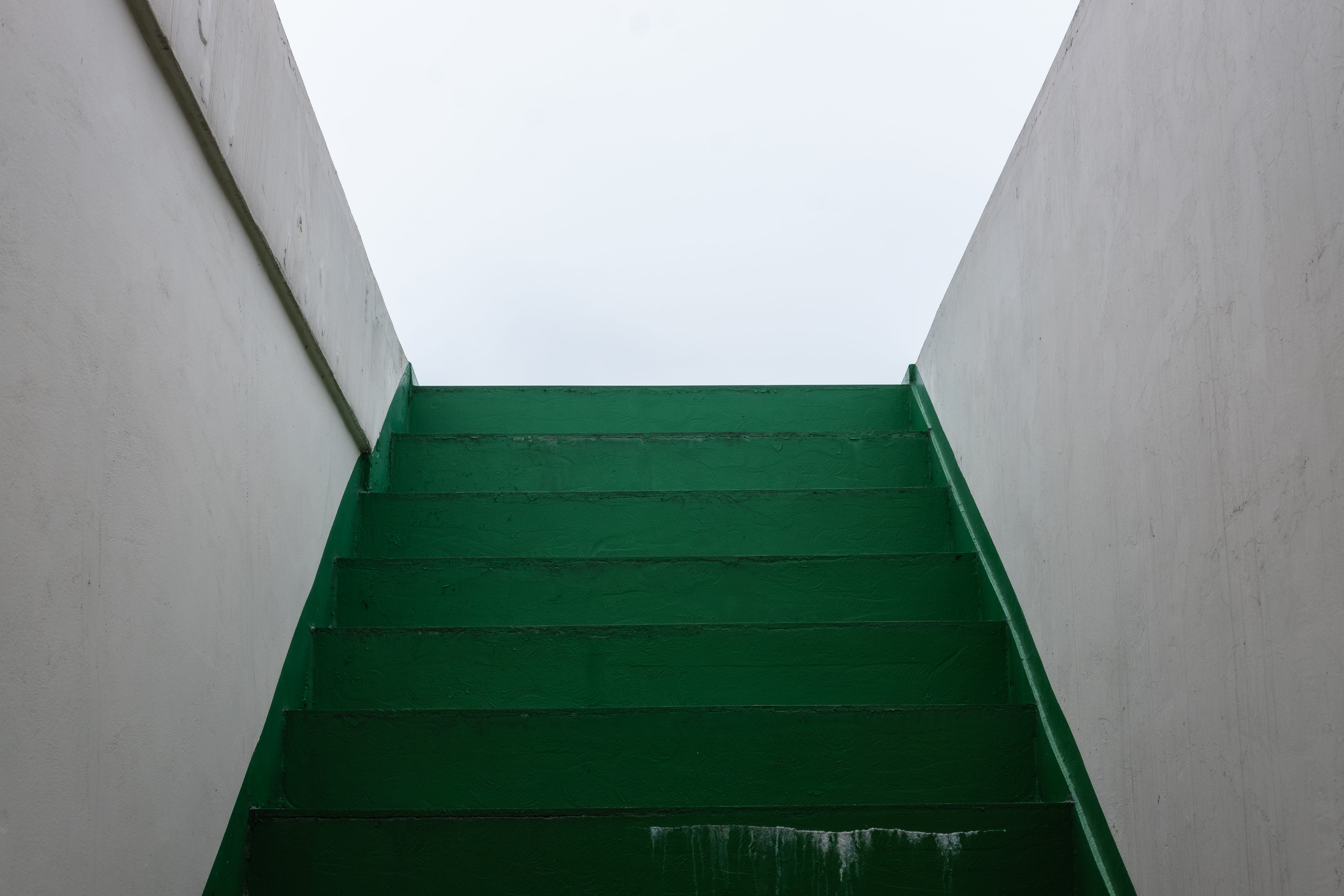5K, building exterior, sky, pattern, copy space, stairs, built structure, yongsan, clear sky, architecture, white sky, wall, HD Wallpaper