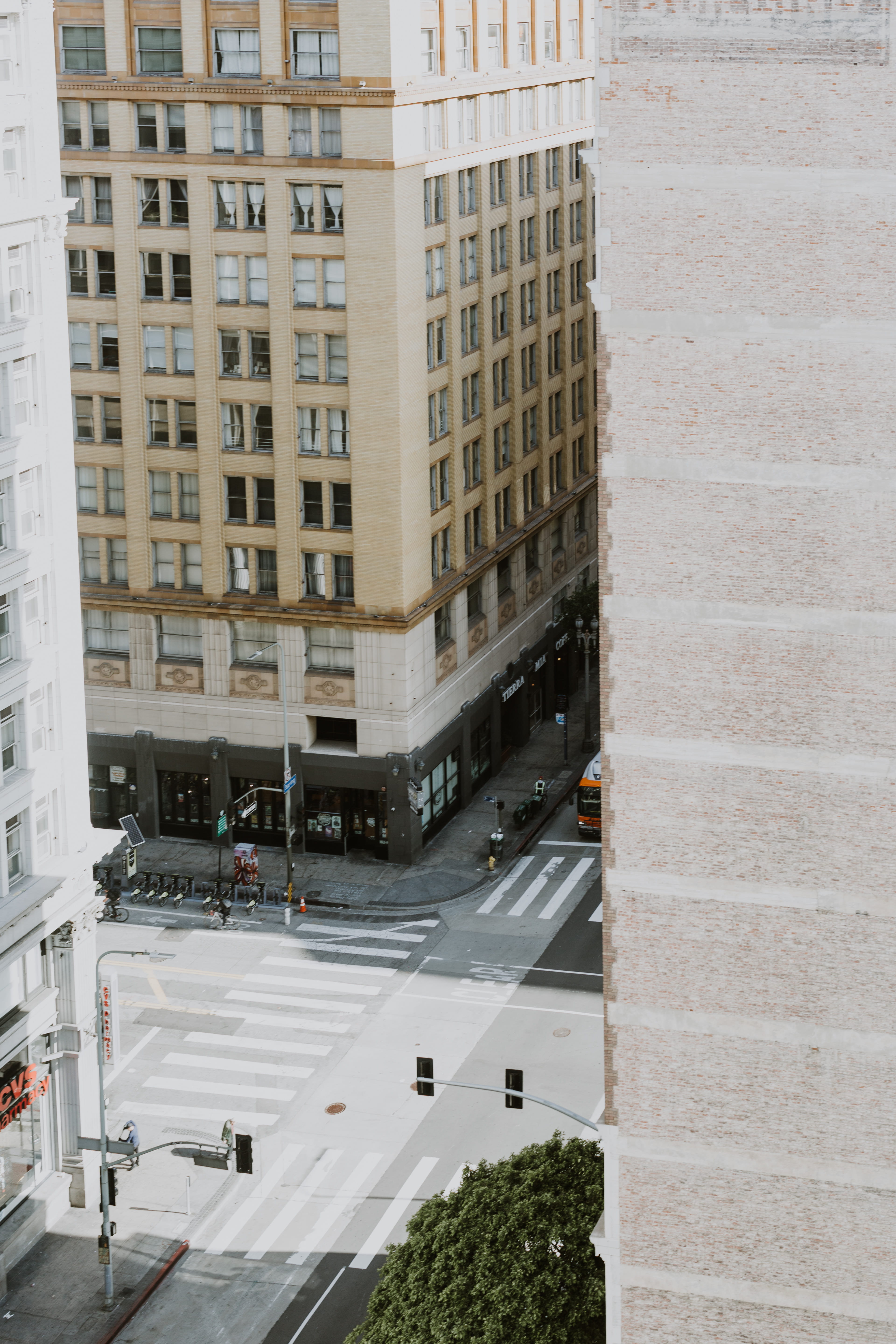 road, building, pedestrian, mode of transportation, transportation, metropolis, asphalt, street, town, city, built structure, high rise, building exterior, Phone HD Wallpaper
