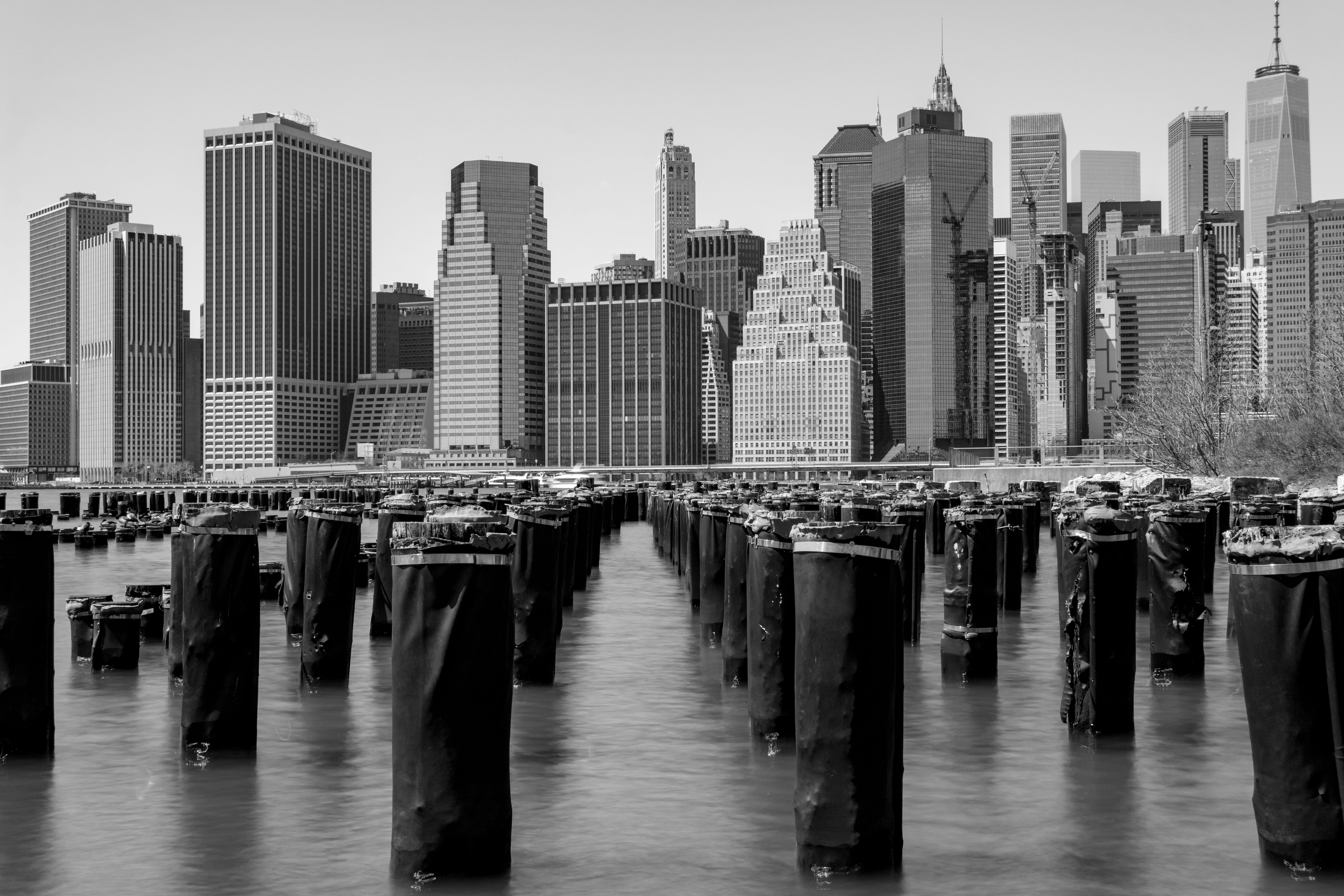 skyscrapper, manhattan, clear sky, wooden post, building exterior, skyscraper, no people, waterfront, urban skyline, new york, buildings, contrast, sea, HD Wallpaper