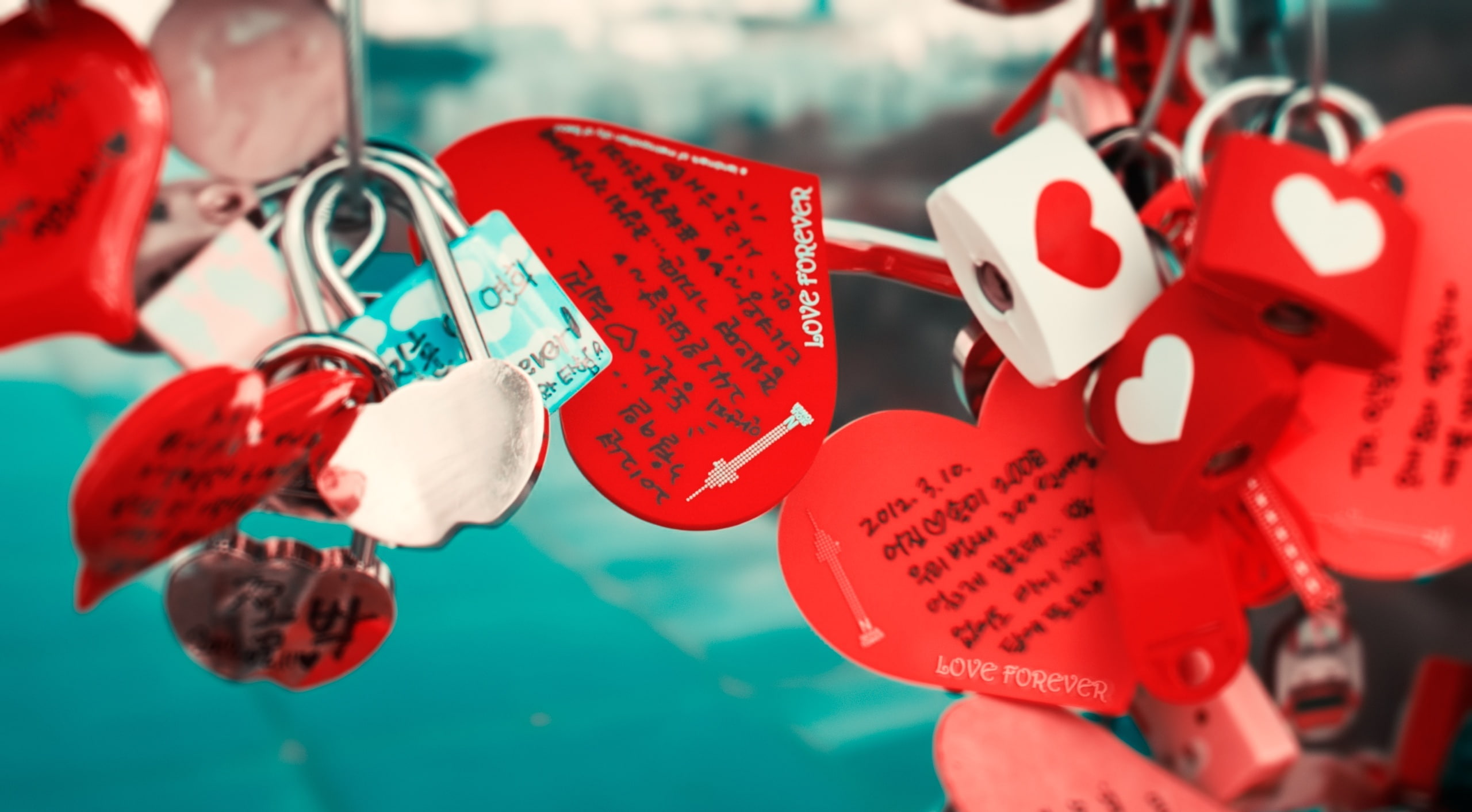 heart shape, hanging, 2K, bracelet, close-up, communication, red, colored, no people, non-western script, Tourist, South, padlock, nseoultower, silver, HD Wallpaper