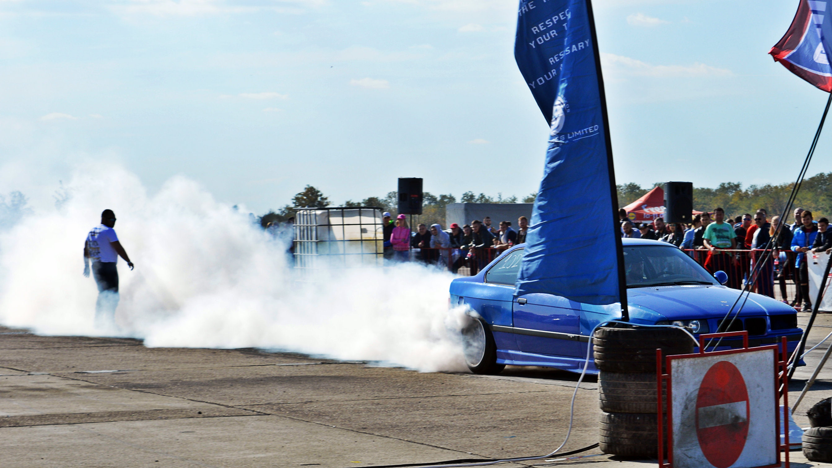 group of people, city, cloud - sky, leisure activity, Romania, men, spectator, women, BMW, large group of people, standing, Burnout, smoke - physical structure, HD Wallpaper
