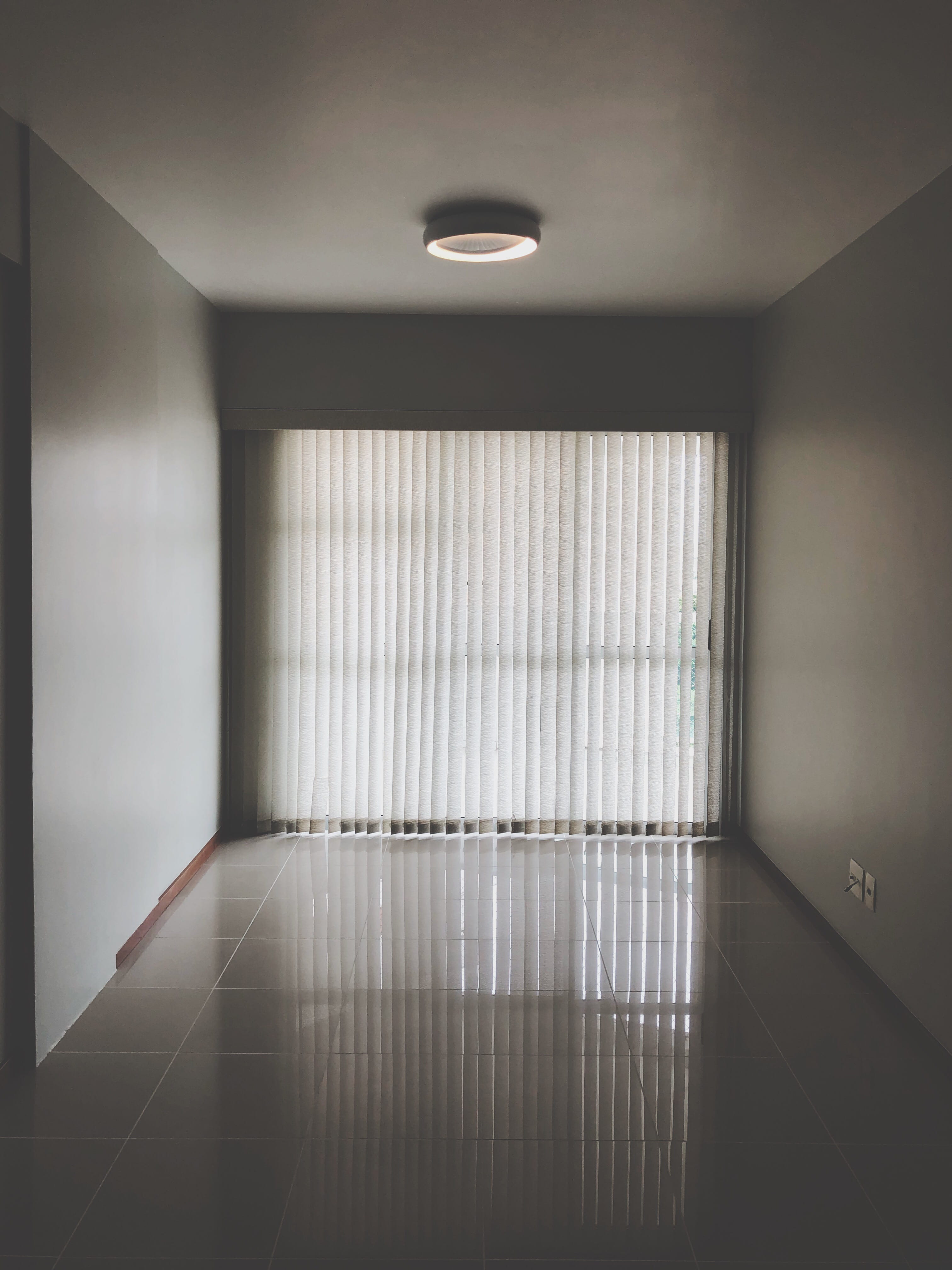 absence, 4K, no people, minimalism, empty, indoors, wall, room, illuminated, closed, empty room, arcade, contemporary, day, home interior, domestic room, Phone HD Wallpaper
