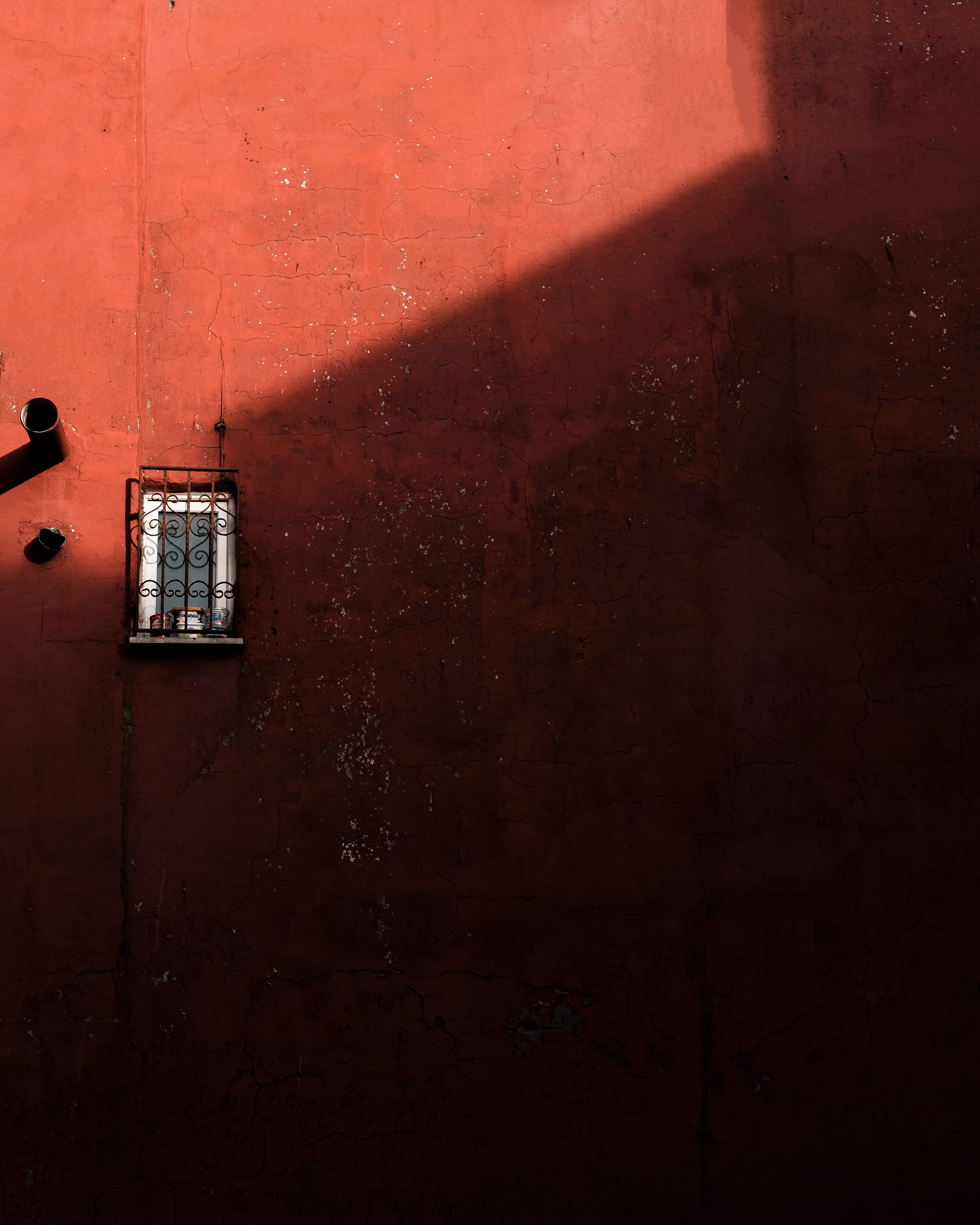 sunlight, urban, wall, window, minimal, copy space, no people, textured, light, city, white, wall - building feature, grills, empty, building, shadow, electricity, Phone HD Wallpaper