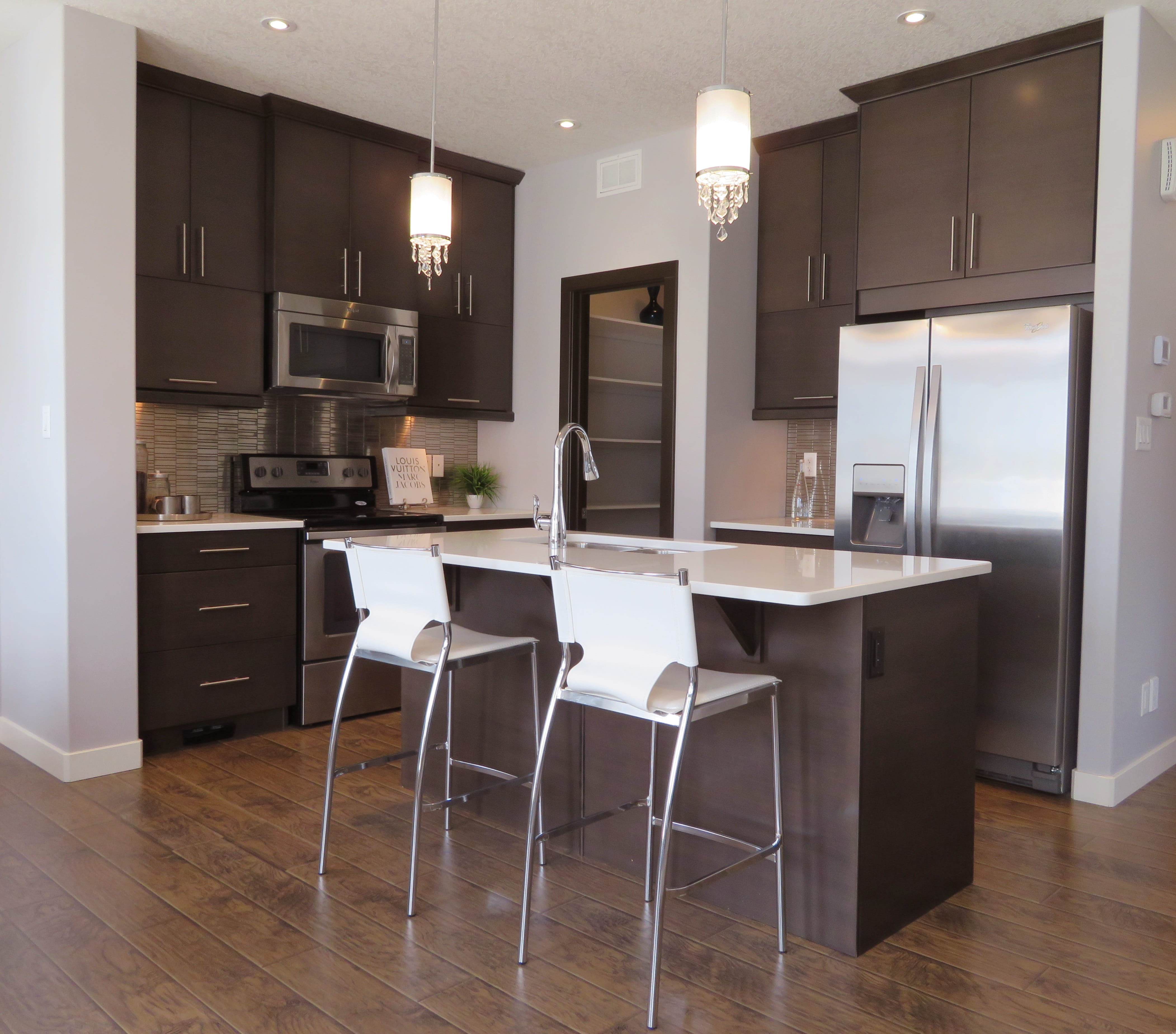 elegant, ceiling, wealth, interior, modern, white, luxury, counter, no people, chairs, Refrigerator, home, island, flooring, lighting equipment, house, HD Wallpaper