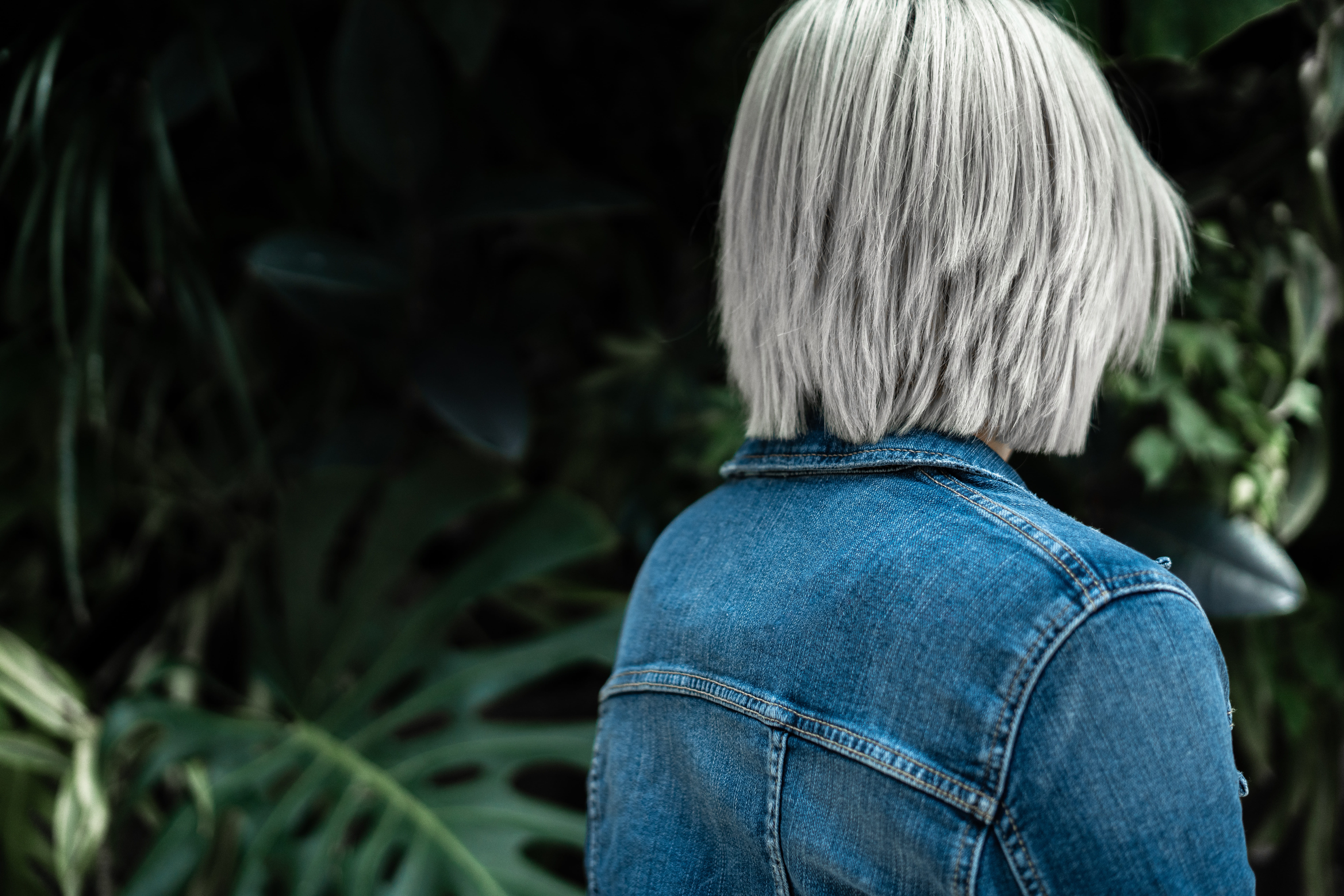 blonde hair, minimal, focus on foreground, portrait, looking away, blue, textile, headshot, green, casual clothing, 8K, adult, blond hair, waist up, HD Wallpaper