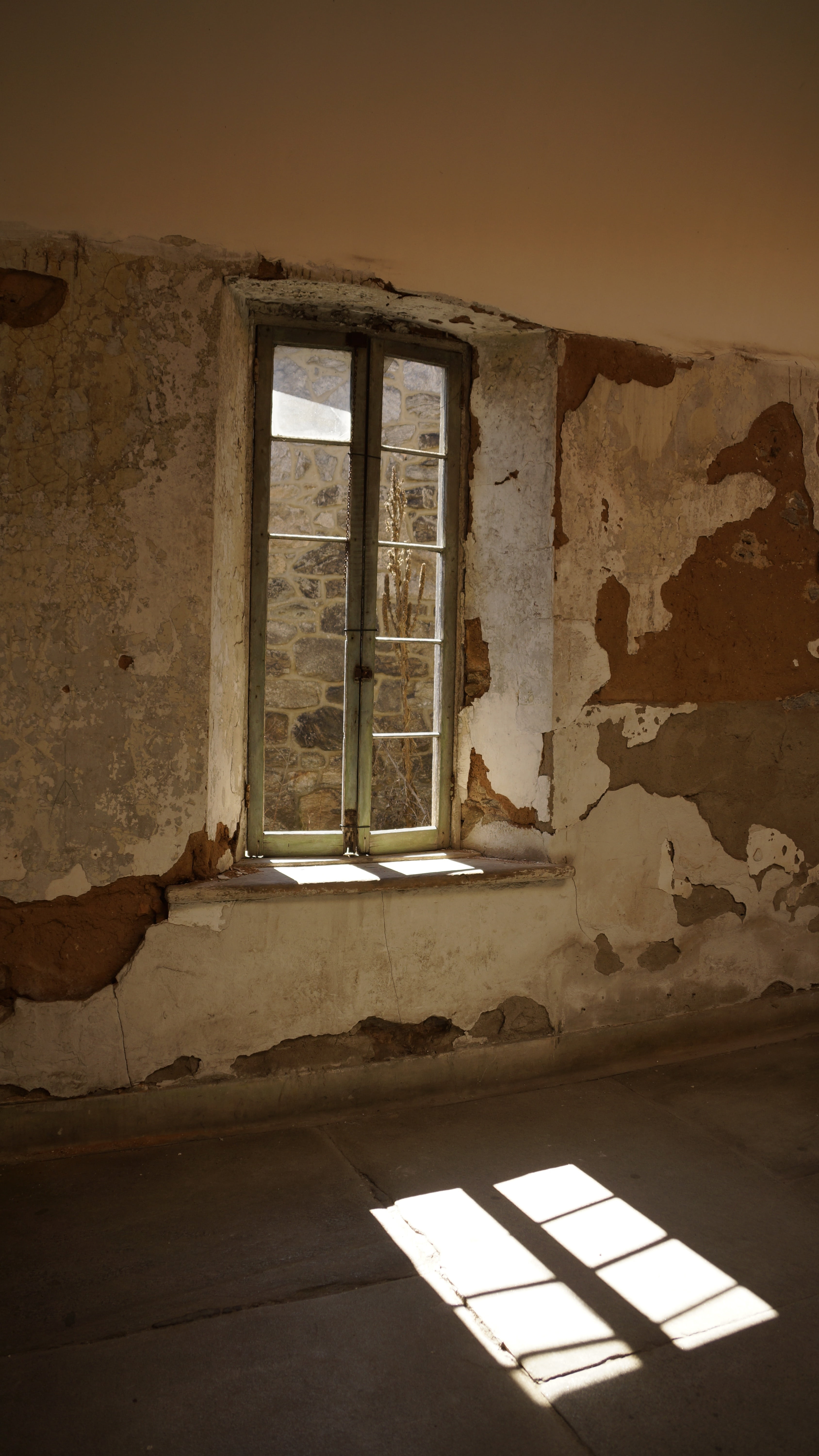 broken, day, built structure, sunlight, run-down, decline, room, wall - building feature, flooring, no people, historical, obsolete, white, frame, ruined, Phone HD Wallpaper
