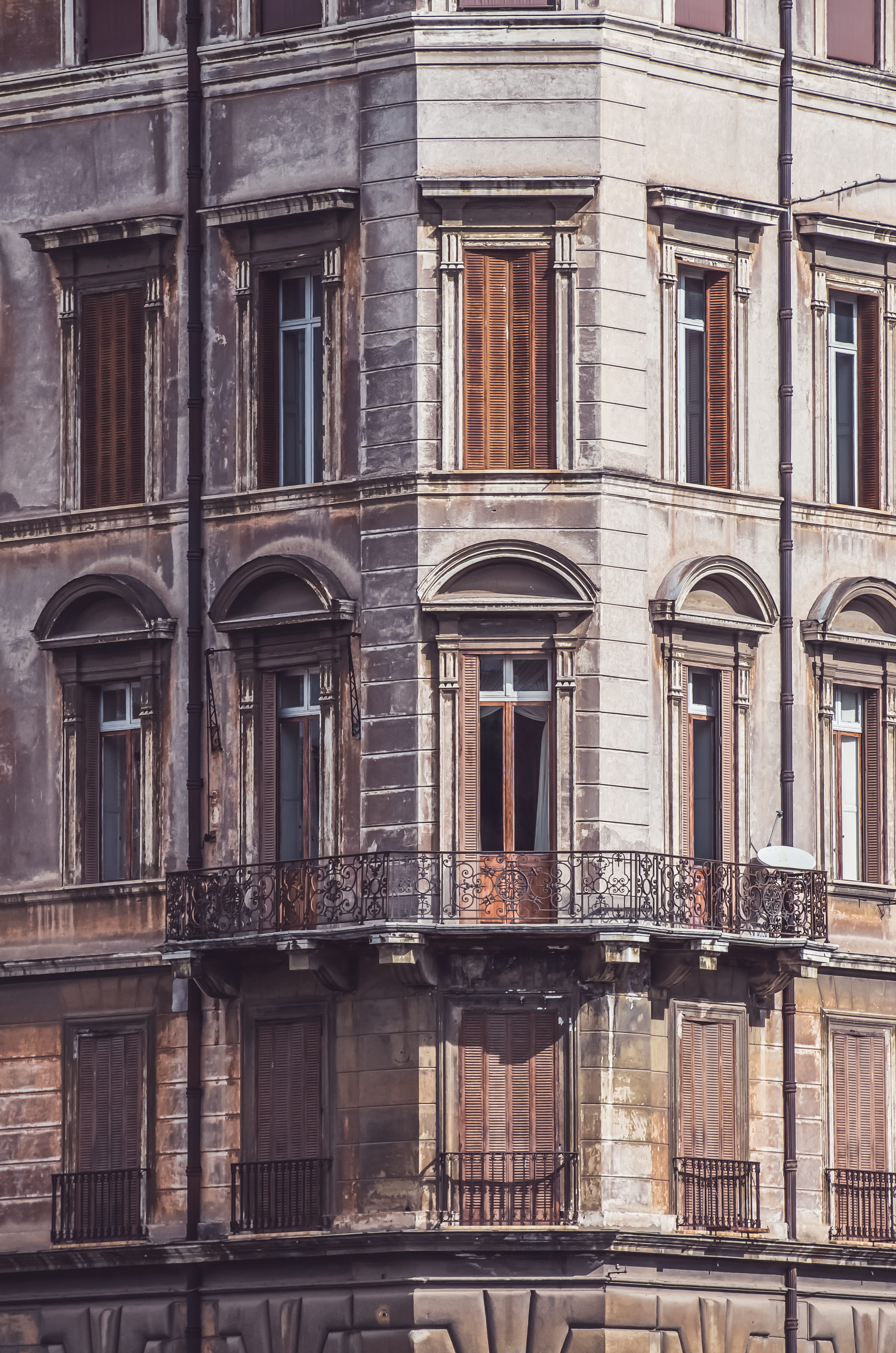 building Exterior, repetition, windowpane, architecture, old, railing, gray, exterior, rise, low angle view, photography, day, building, backgrounds, buidling, Phone HD Wallpaper