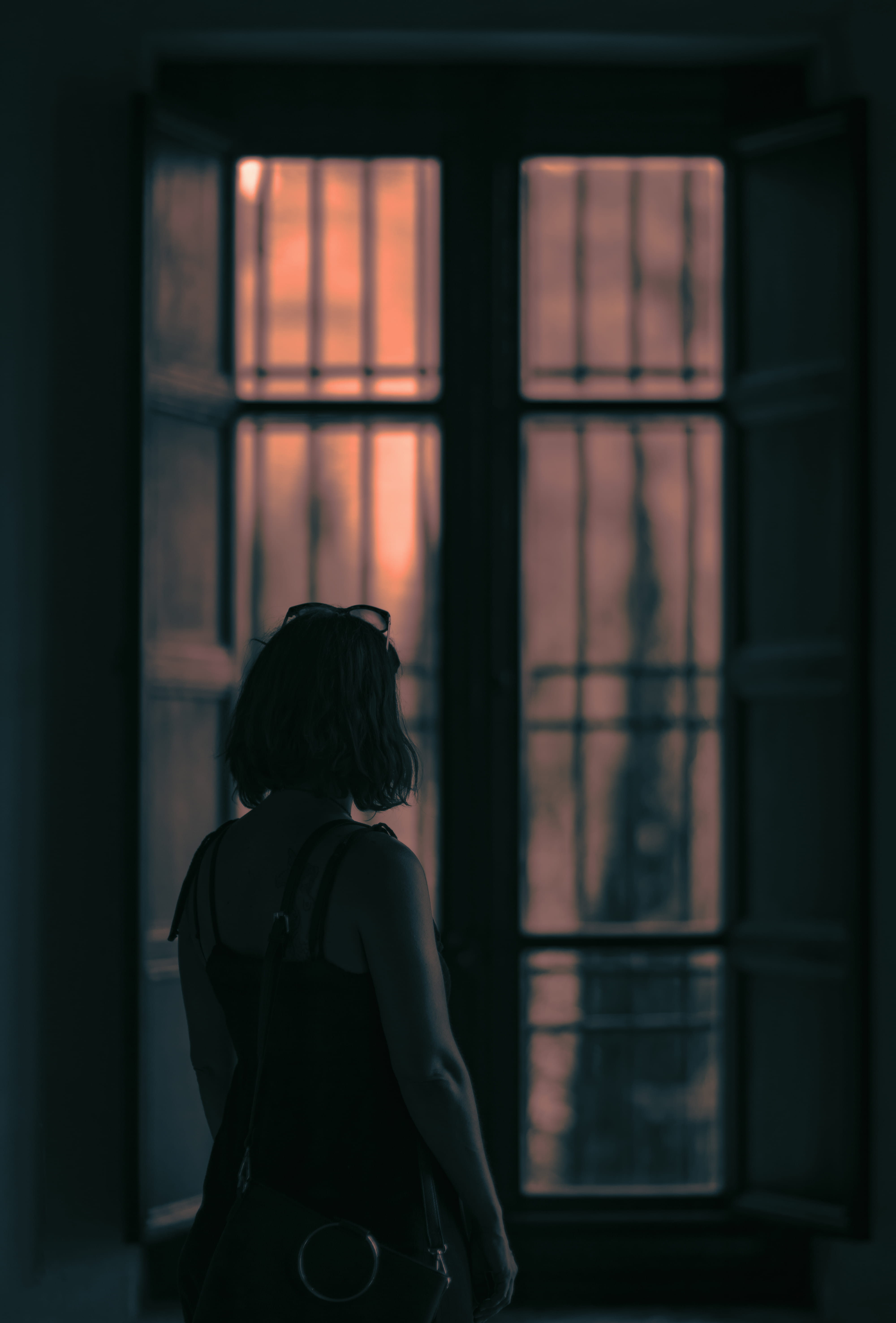 waist up, silhouette, lifestyles, female, transparent, leisure activity, real people, observing, built structure, focus on foreground, waiting, moody, 5K, Phone HD Wallpaper