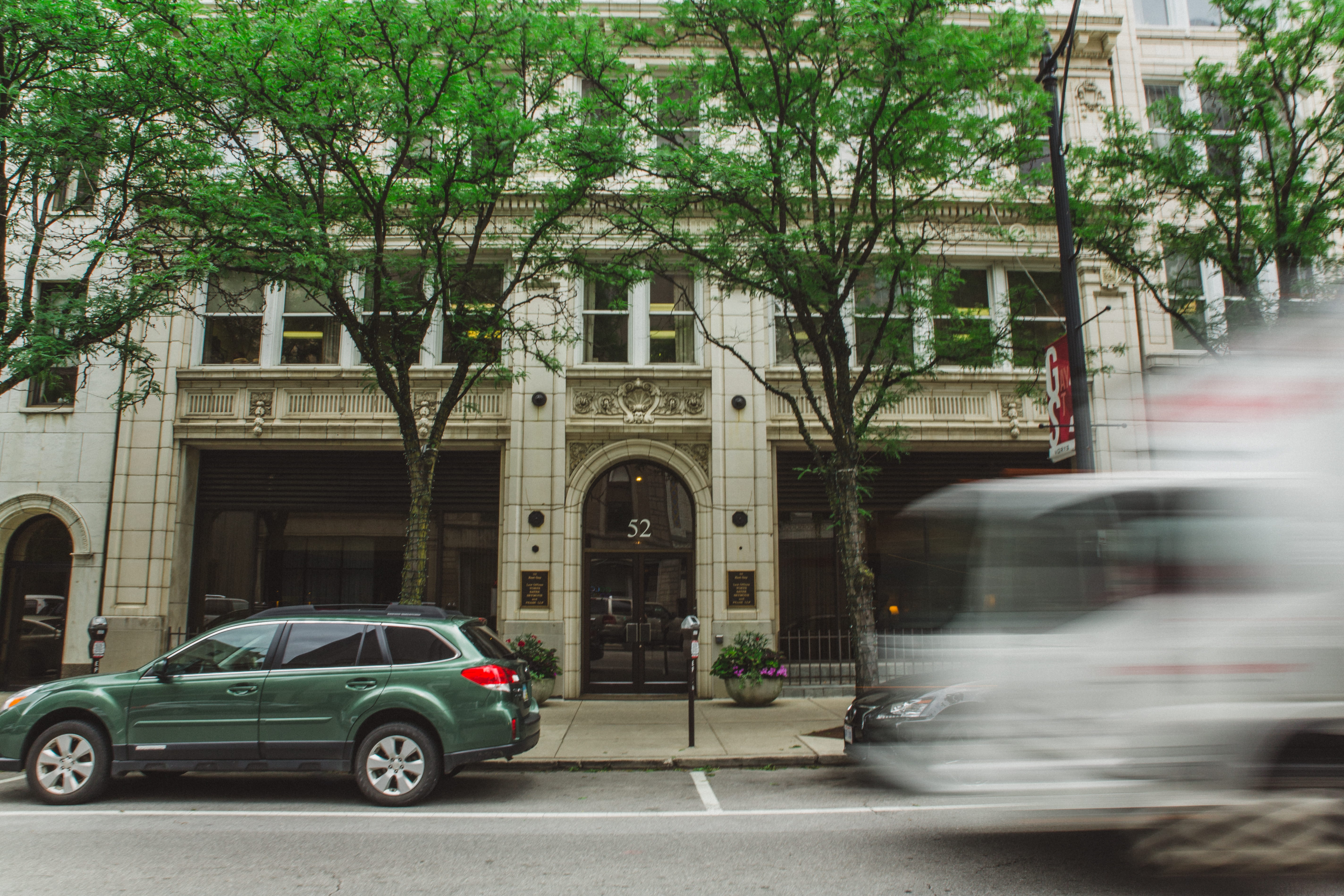 building, traffic safety, traffic, nature, road, car, city, outdoors, road safety, tree, arch, land vehicle, 5K, motor vehicle, mode of transportation, HD Wallpaper