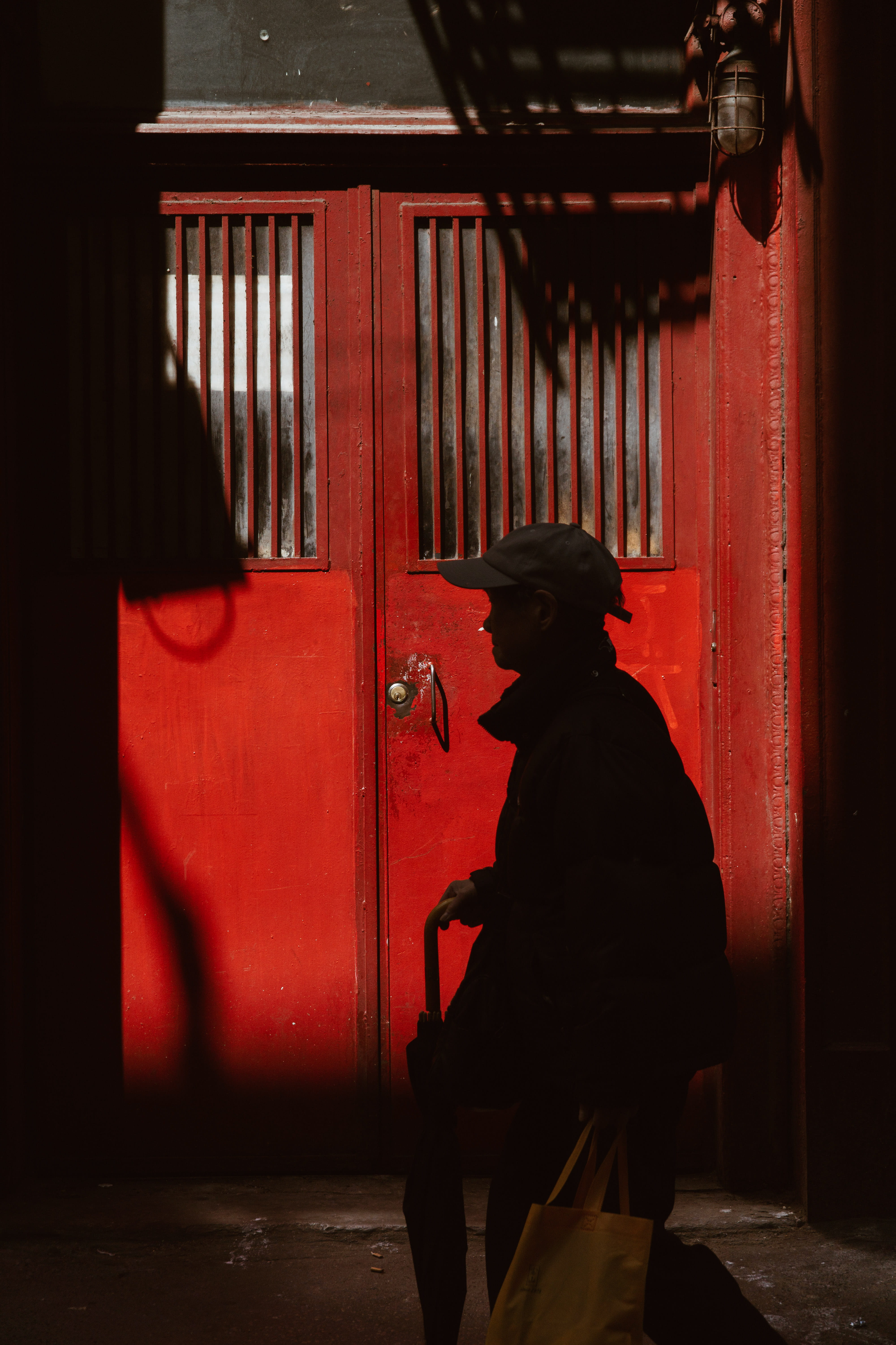 architecture, uniform, candid, pedestrian, wall - building feature, lifestyles, manhattan, new york, one person, person, entrance, leisure activity, chinatown, Phone HD Wallpaper