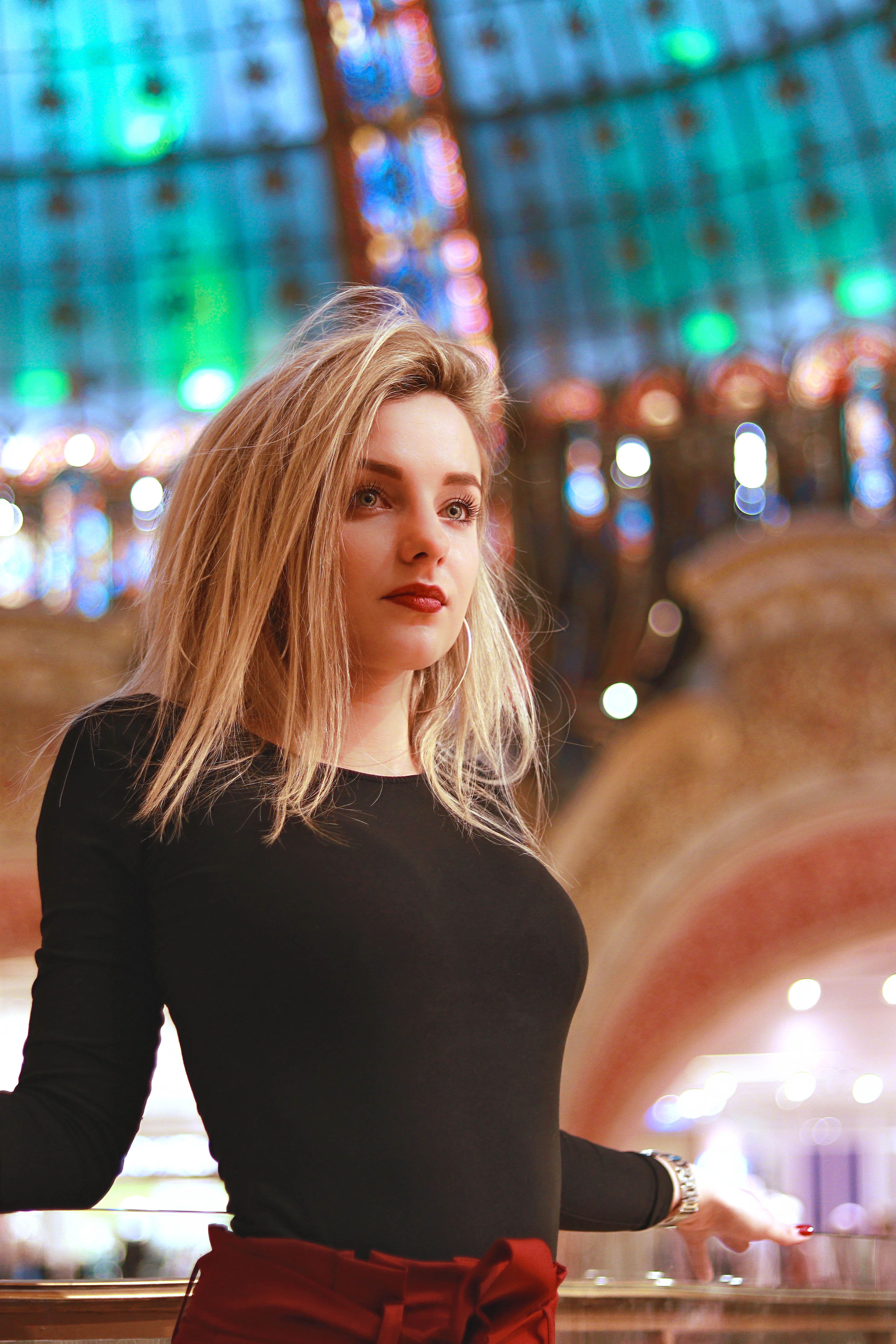mode, female, earring, looking away, photography, inside, hair, beauty, woman, one person, blond hair, bokeh, long, hairstyle, dark, blonde, young women, Phone HD Wallpaper