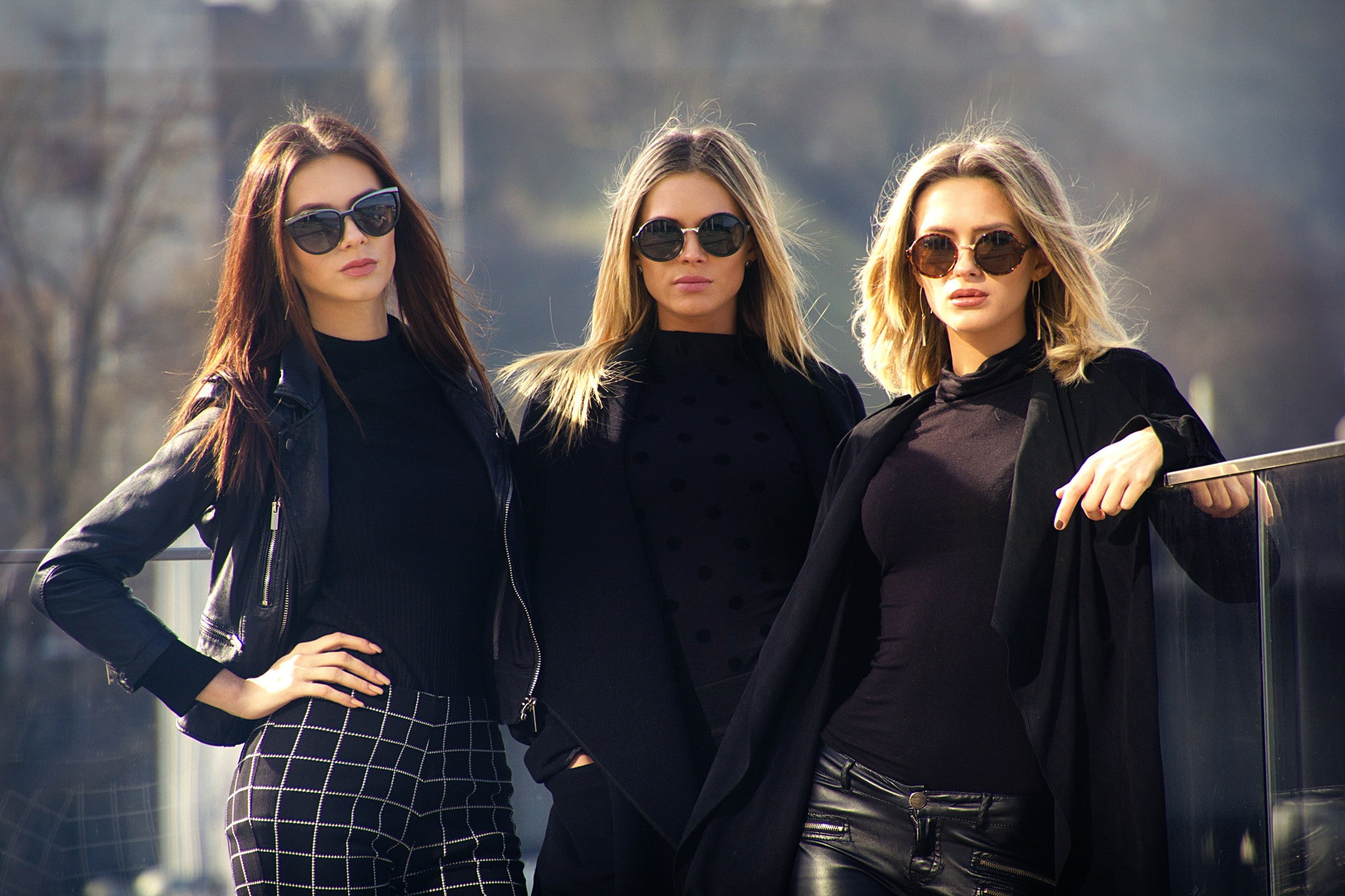 group of women, black coat, Denise Retegan, sunglasses, coats, leather jackets, women, Bernie Bee, Daniela Retegan, Retegan Sisters, women with shades, HD Wallpaper