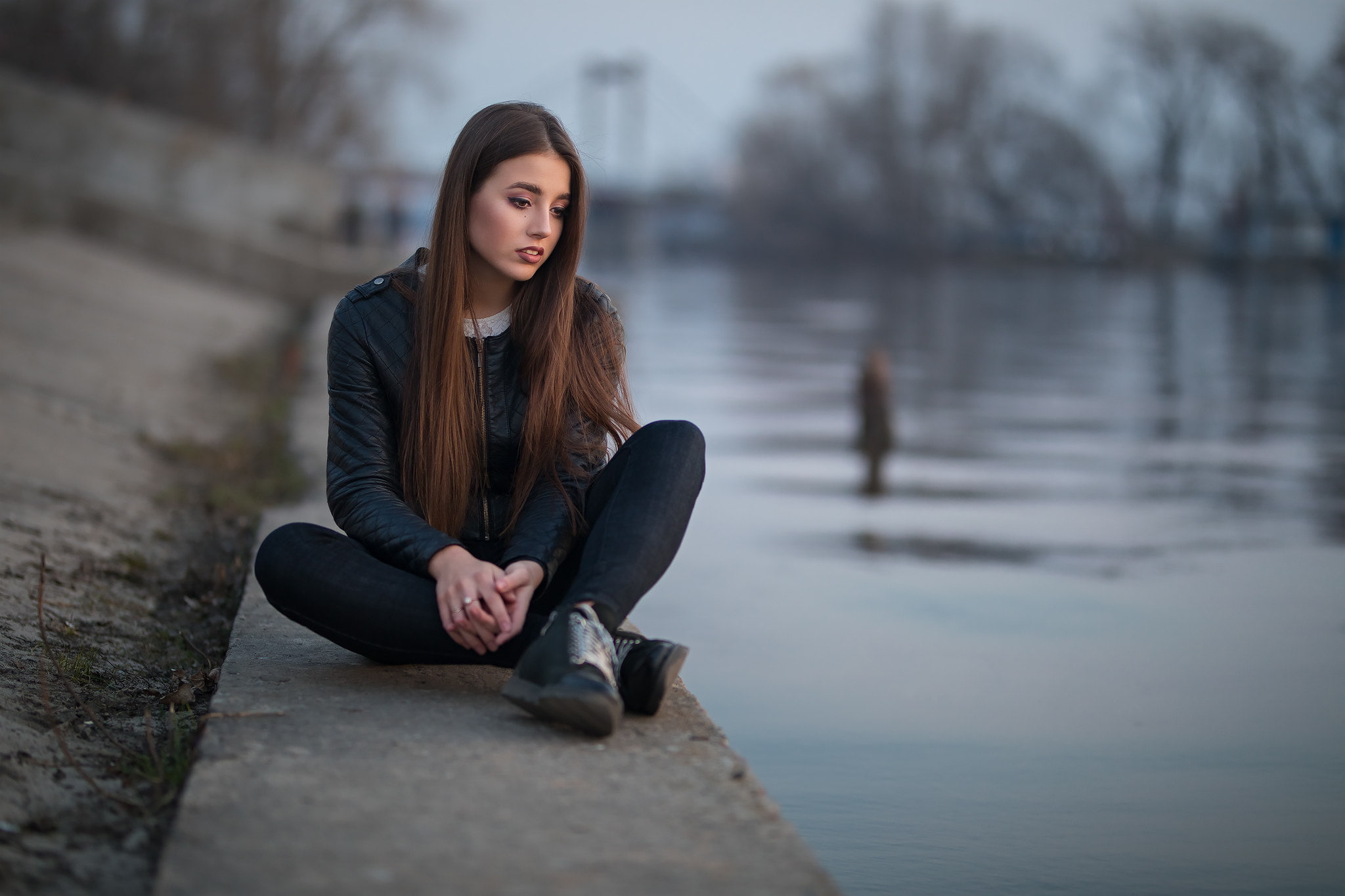 brunette, women, river, shoes, sitting, women outdoors, straight hair, Public, legs crossed, Dmitry Shulgin, Dmitry Sn, long hair, black jackets, leather jackets, HD Wallpaper