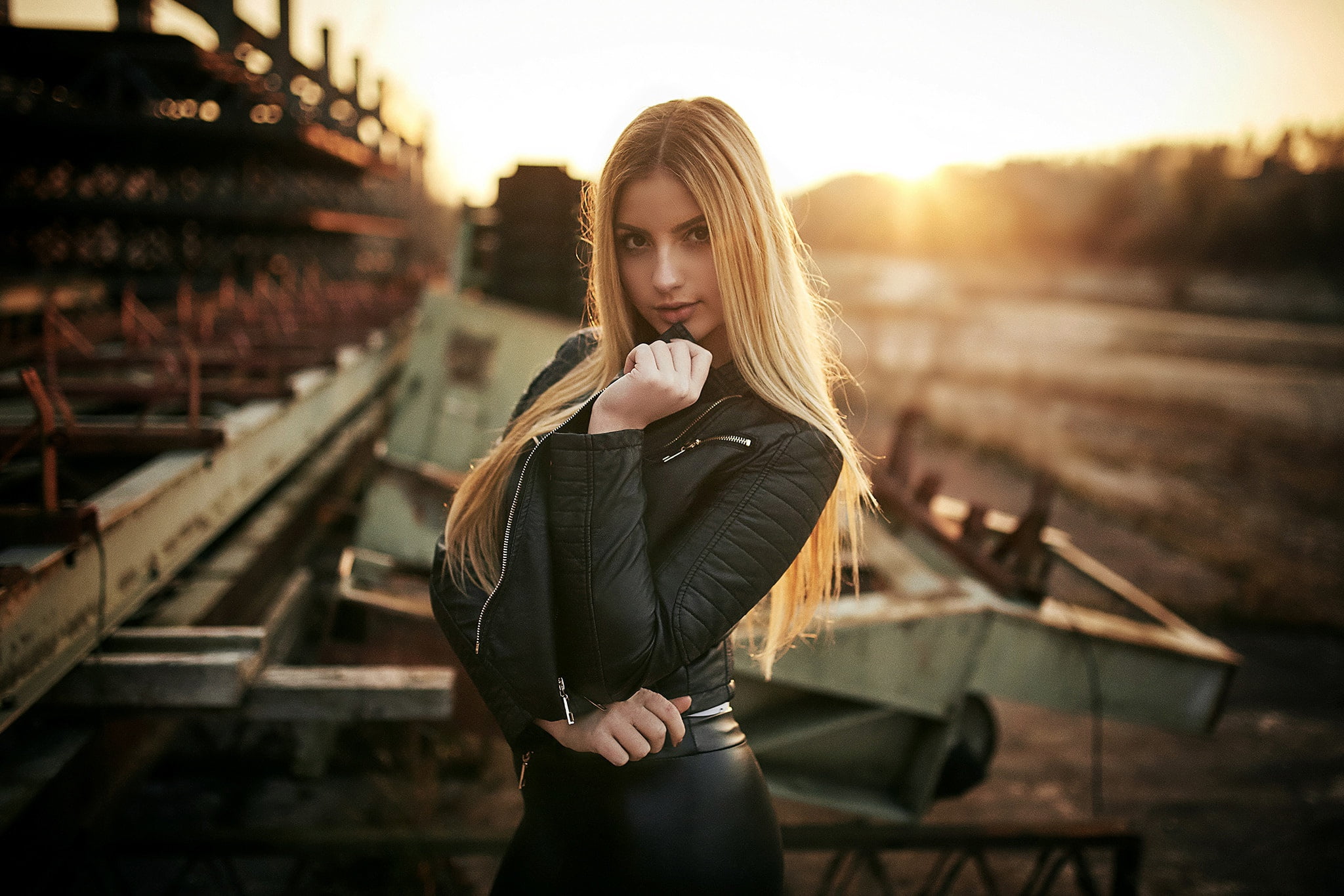 track, is, transportation, bokeh, 1080P, lifestyles, in black, young adult, the sun, Reinhard Fuerst Berger, Sonja, outdoors, standing, rail transportation, HD Wallpaper
