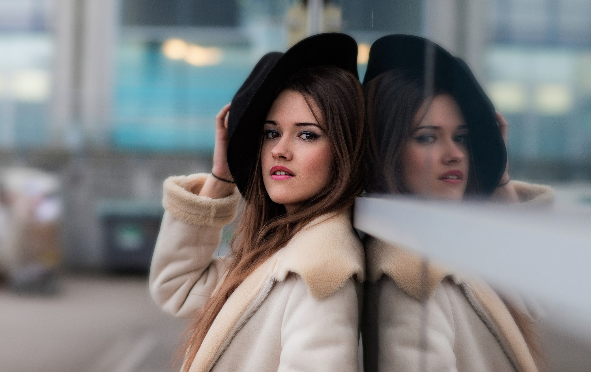 straight hair, millinery, looking at viewer, depth of field, auburn hair, reflection, Joan Le Jan, brown eyes, 1080P, women, long hair, looking over shoulder, HD Wallpaper
